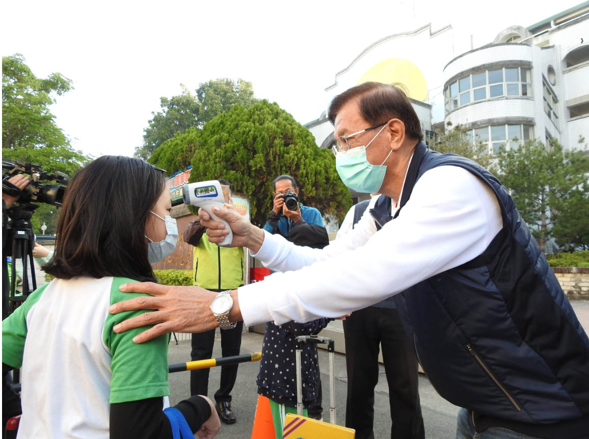 News images-On the first day of the school term, Magistrate Lin takes school children’s temperature and taught them correct handwashing procedures (Feb. 25)