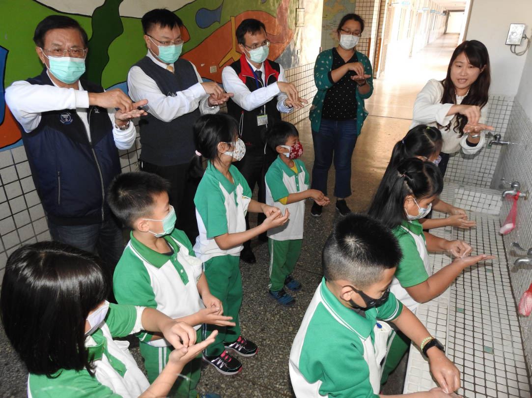 other image2-On the first day of the school term, Magistrate Lin takes school children’s temperature and taught them correct handwashing procedures (Feb. 25)