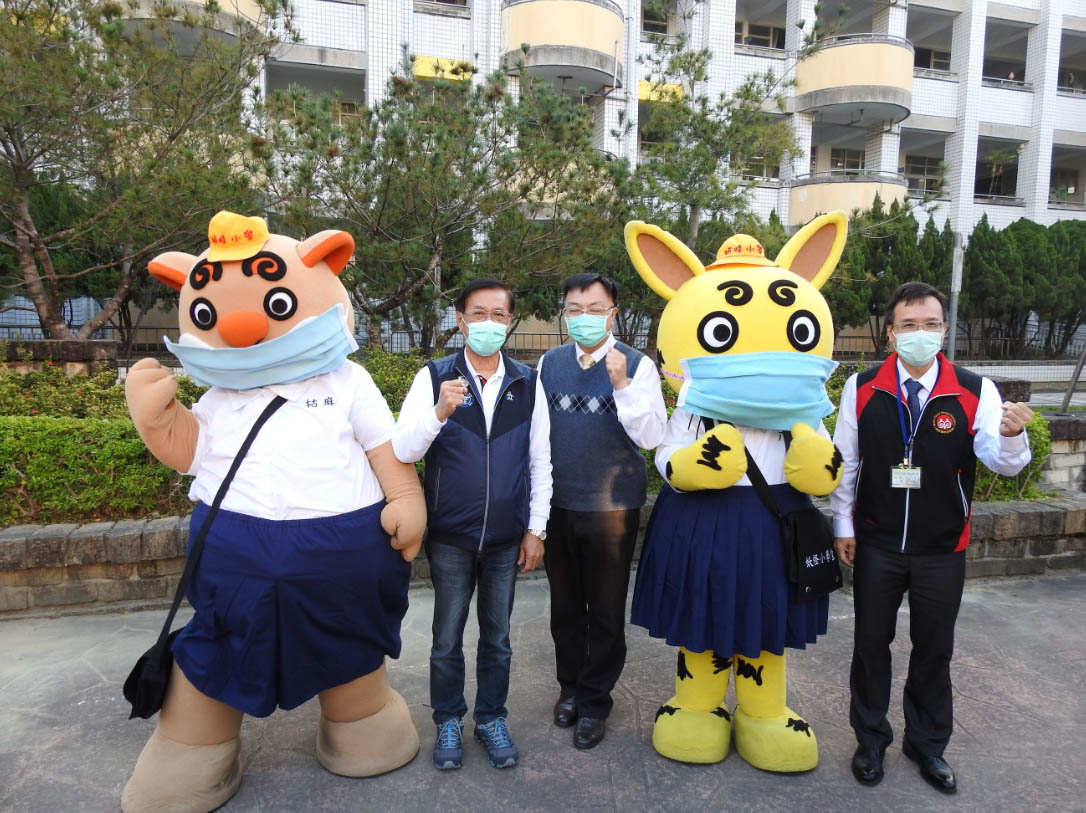 other image3-On the first day of the school term, Magistrate Lin takes school children’s temperature and taught them correct handwashing procedures (Feb. 25)