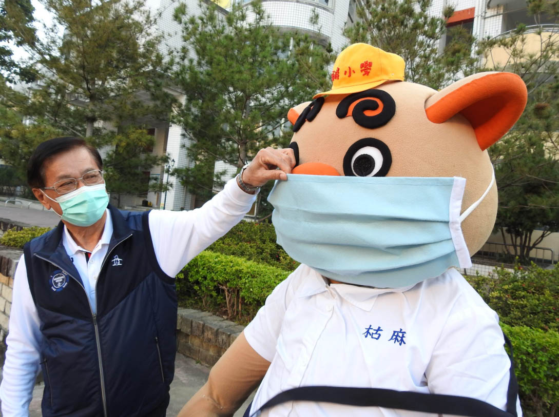 other image4-On the first day of the school term, Magistrate Lin takes school children’s temperature and taught them correct handwashing procedures (Feb. 25)