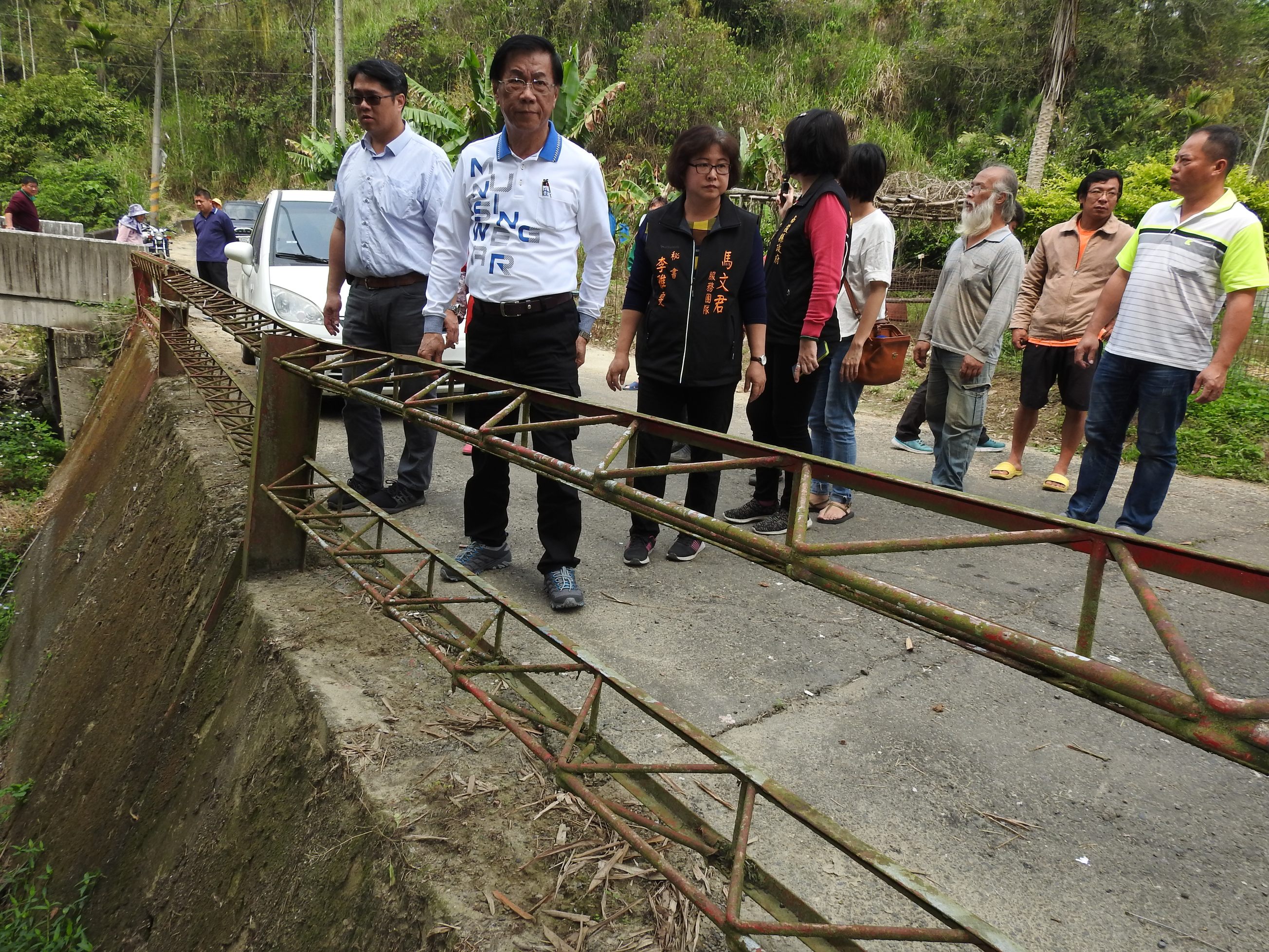 圖片-中寮鄉和興等三村四段道路破損 縣長實勘決翻新