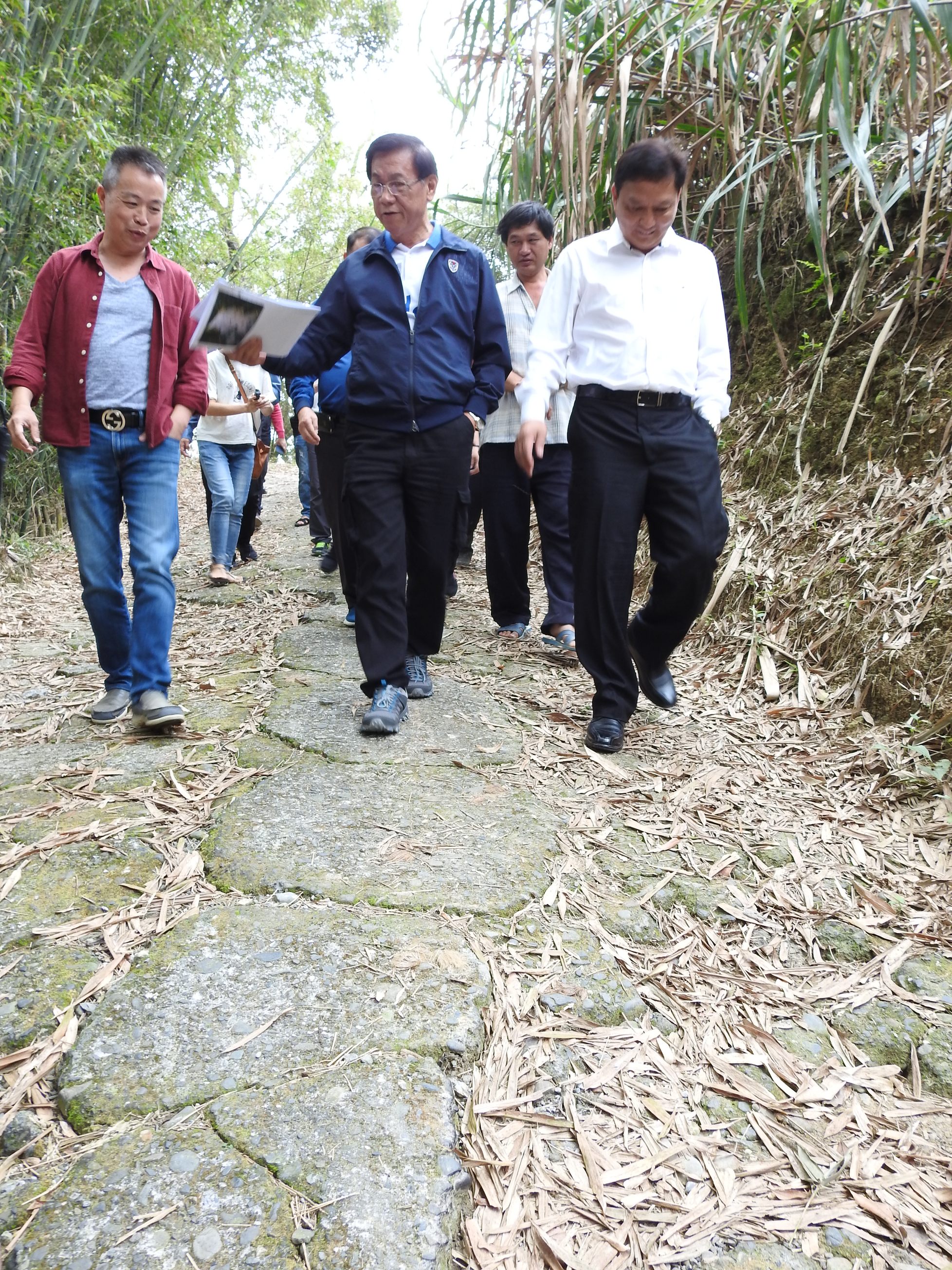 相關圖片1-中寮鄉和興等三村四段道路破損 縣長實勘決翻新