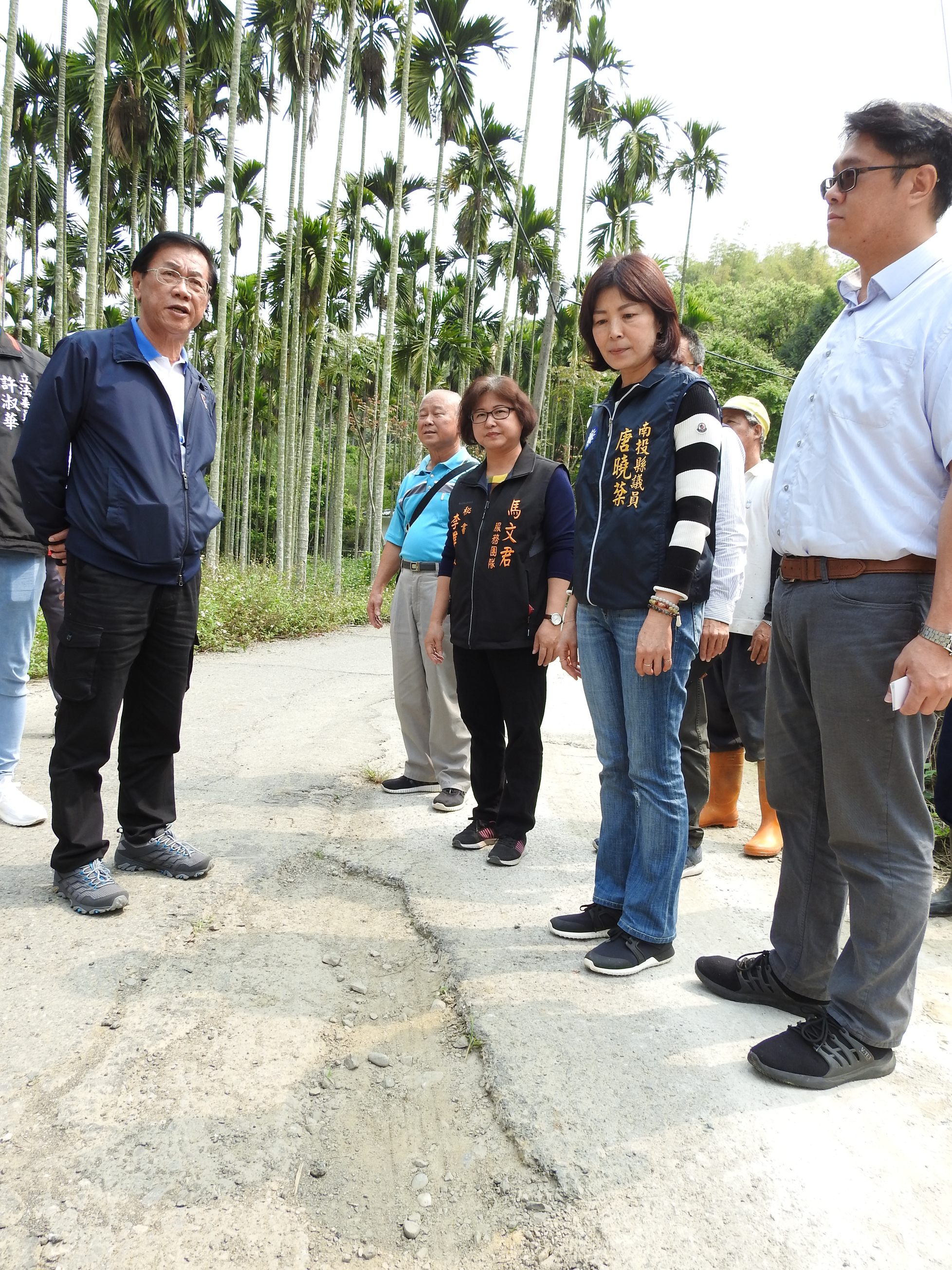 相關圖片2-中寮鄉和興等三村四段道路破損 縣長實勘決翻新