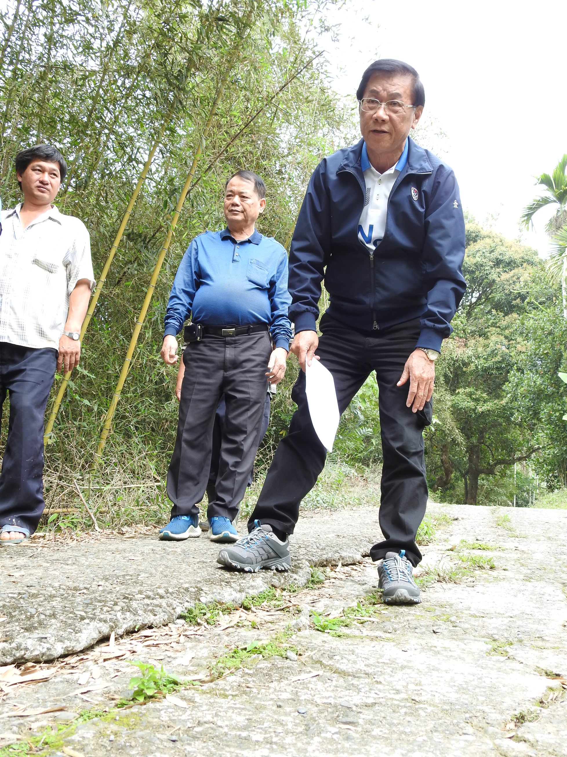 相關圖片4-中寮鄉和興等三村四段道路破損 縣長實勘決翻新