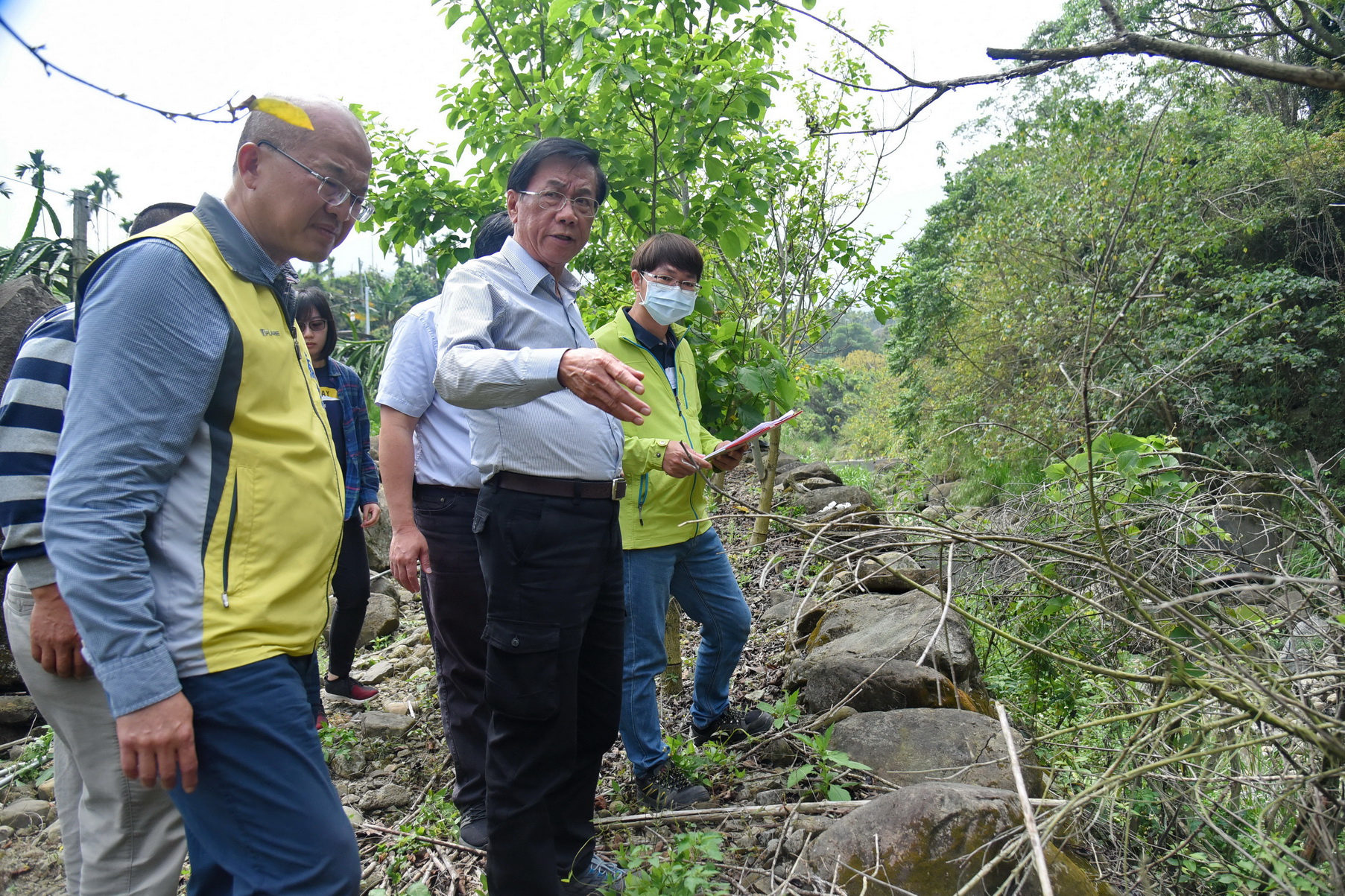 相關圖片1-林縣長會勘改善水里老舊農路、野溪
