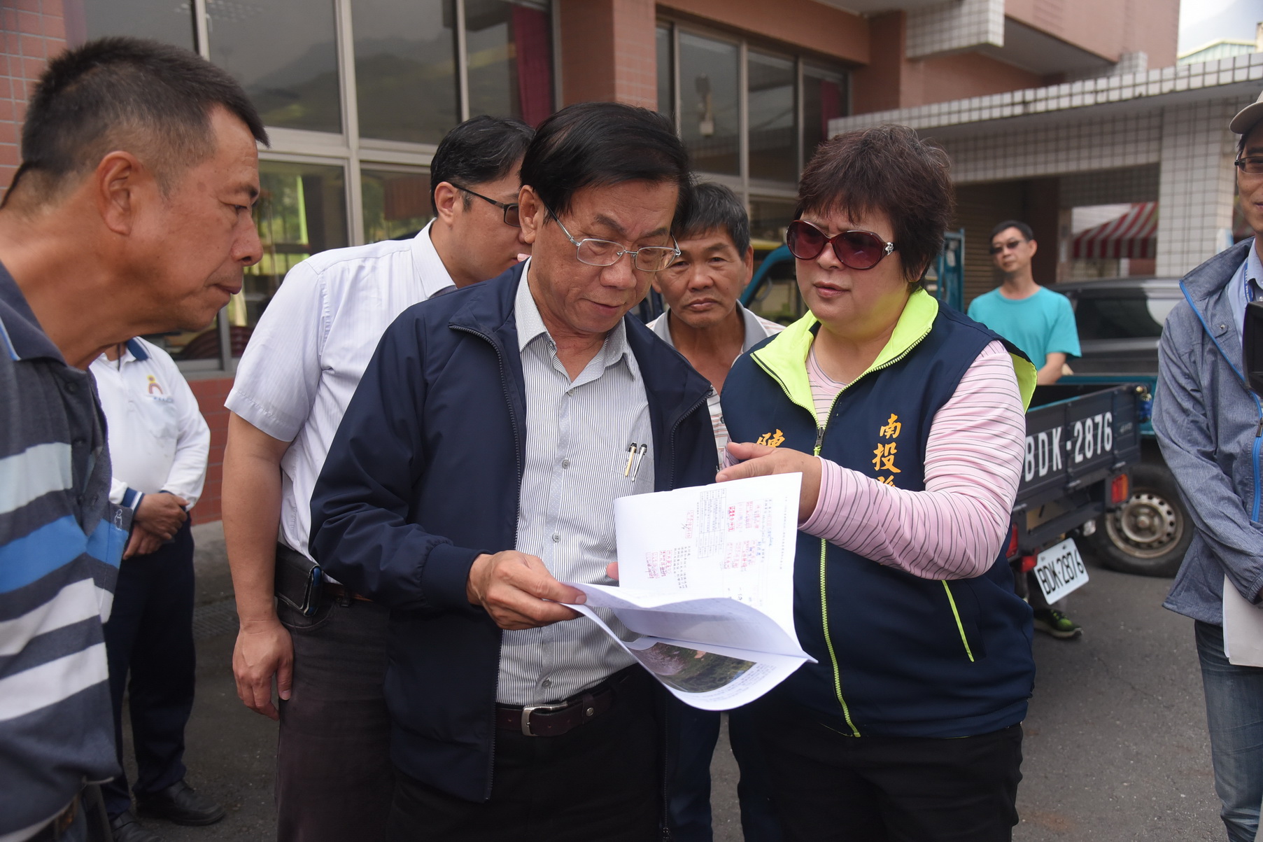 相關圖片2-林縣長會勘改善水里老舊農路、野溪