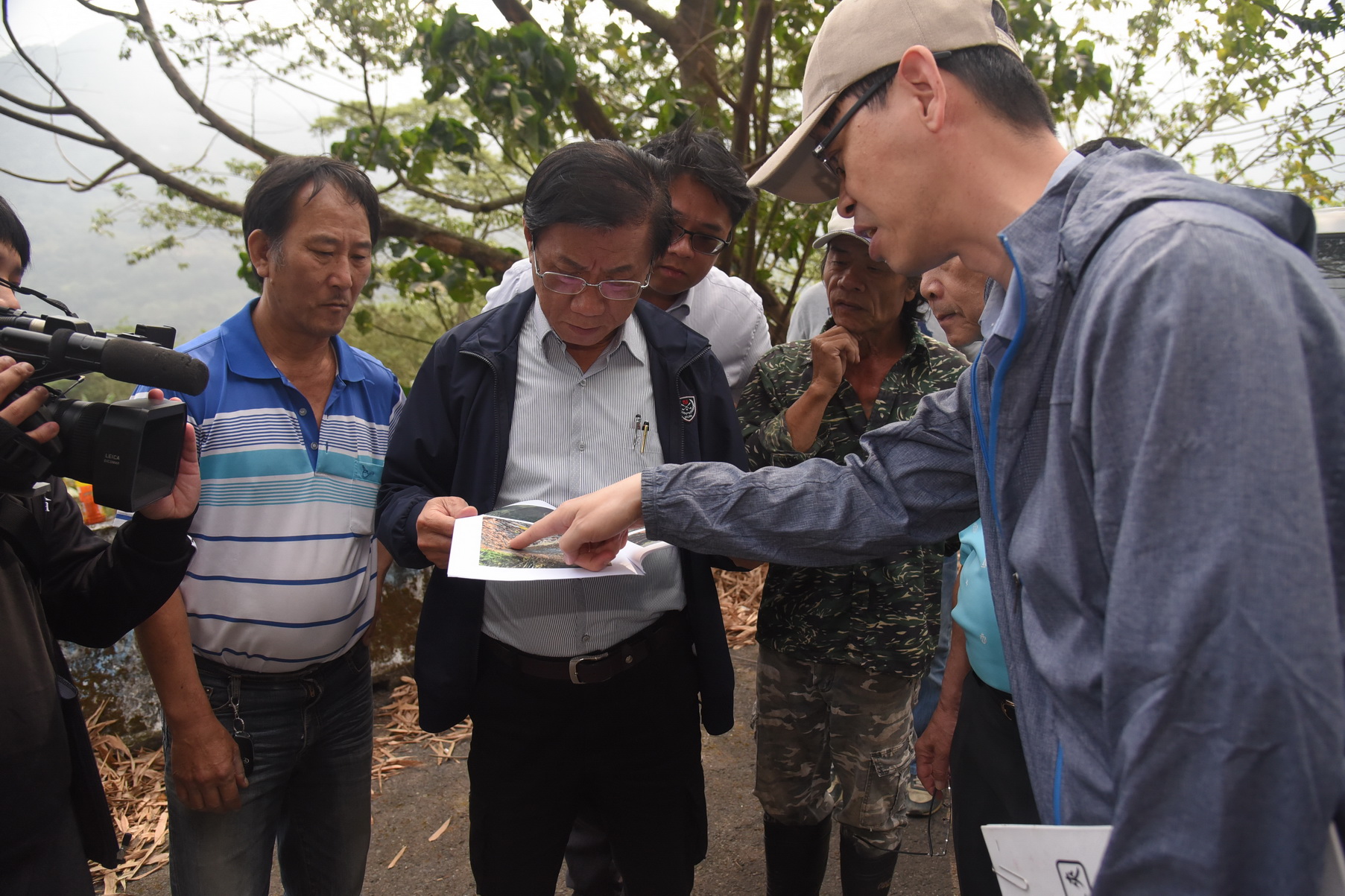 相關圖片3-林縣長會勘改善水里老舊農路、野溪