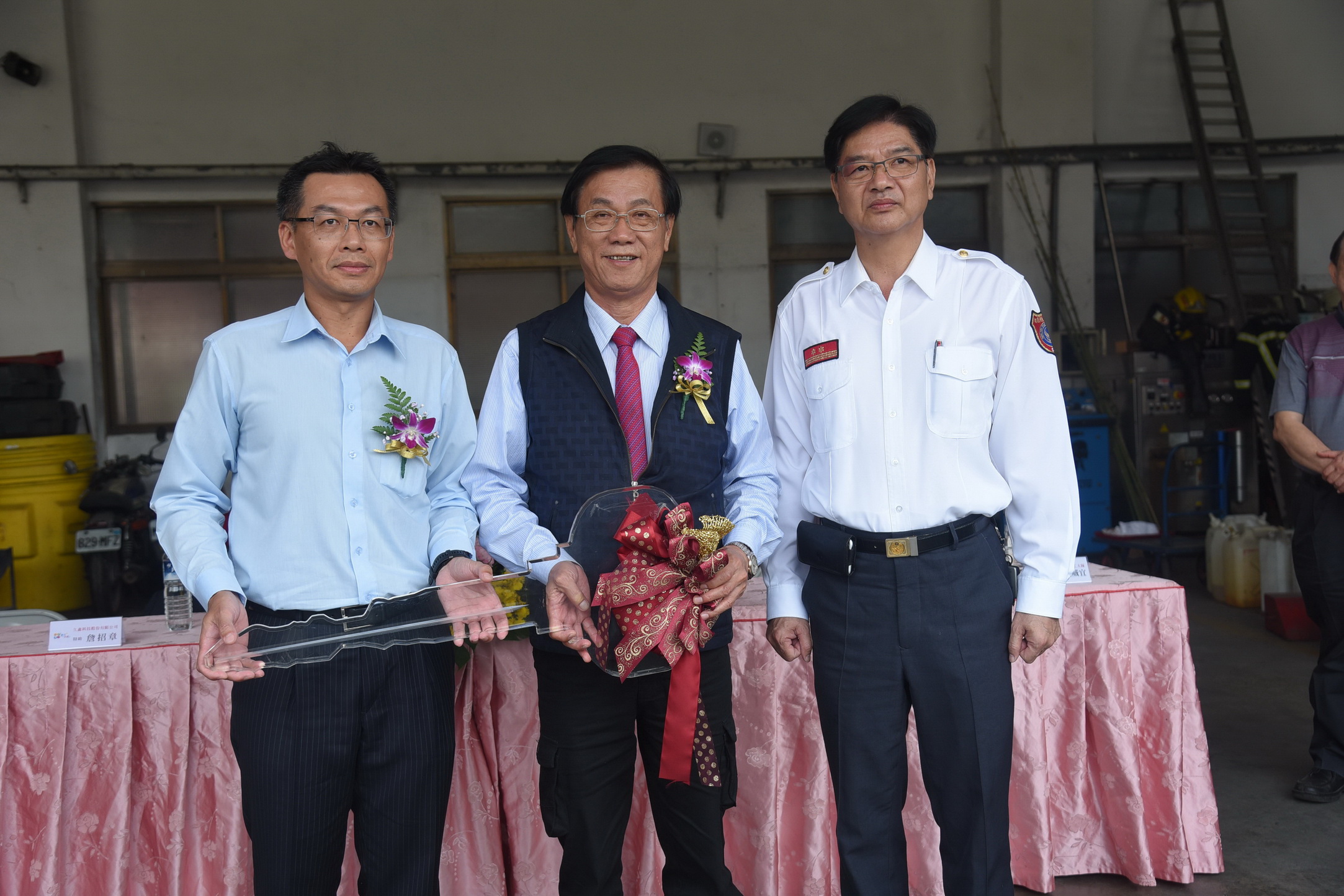 圖片-久鑫科技、閎泰科技捐贈救護車 林縣長致贈感謝狀