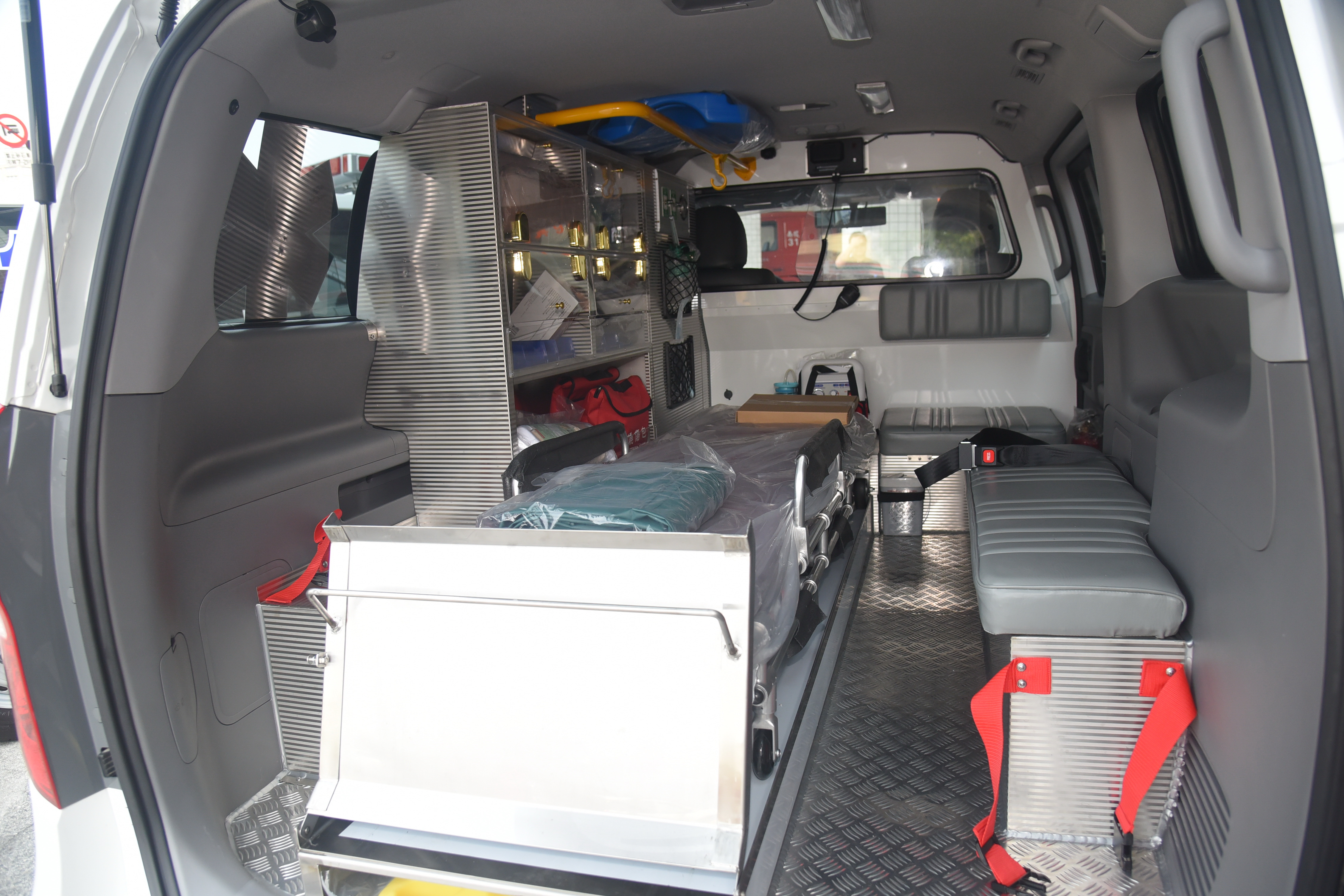 相關圖片3-久鑫科技、閎泰科技捐贈救護車 林縣長致贈感謝狀