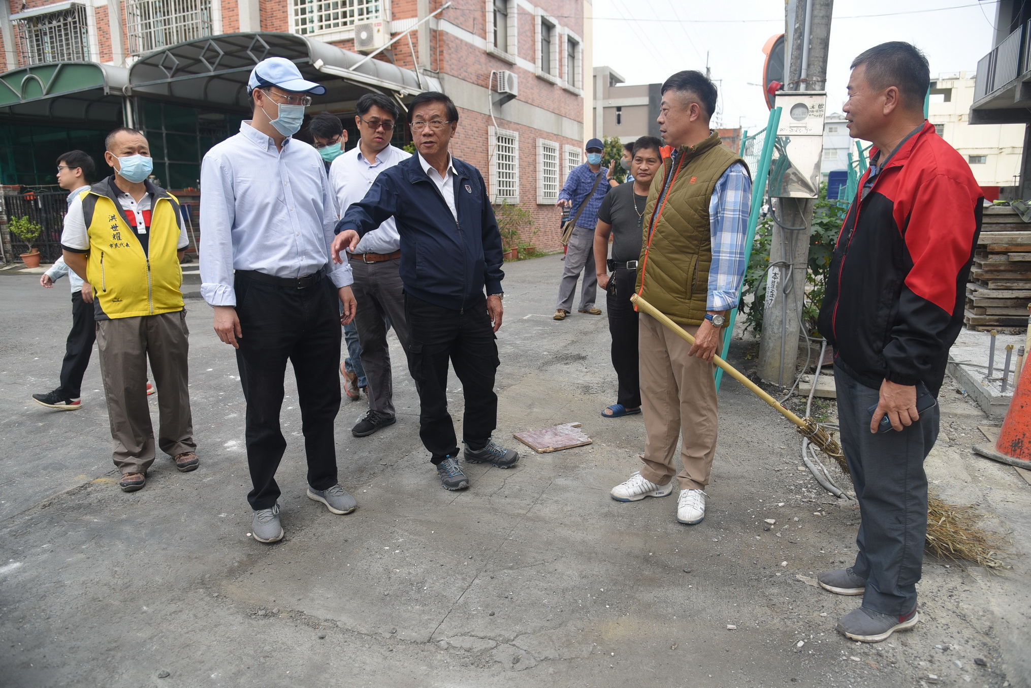 相關圖片1-投市多處巷道老舊破損 林縣長會勘改善