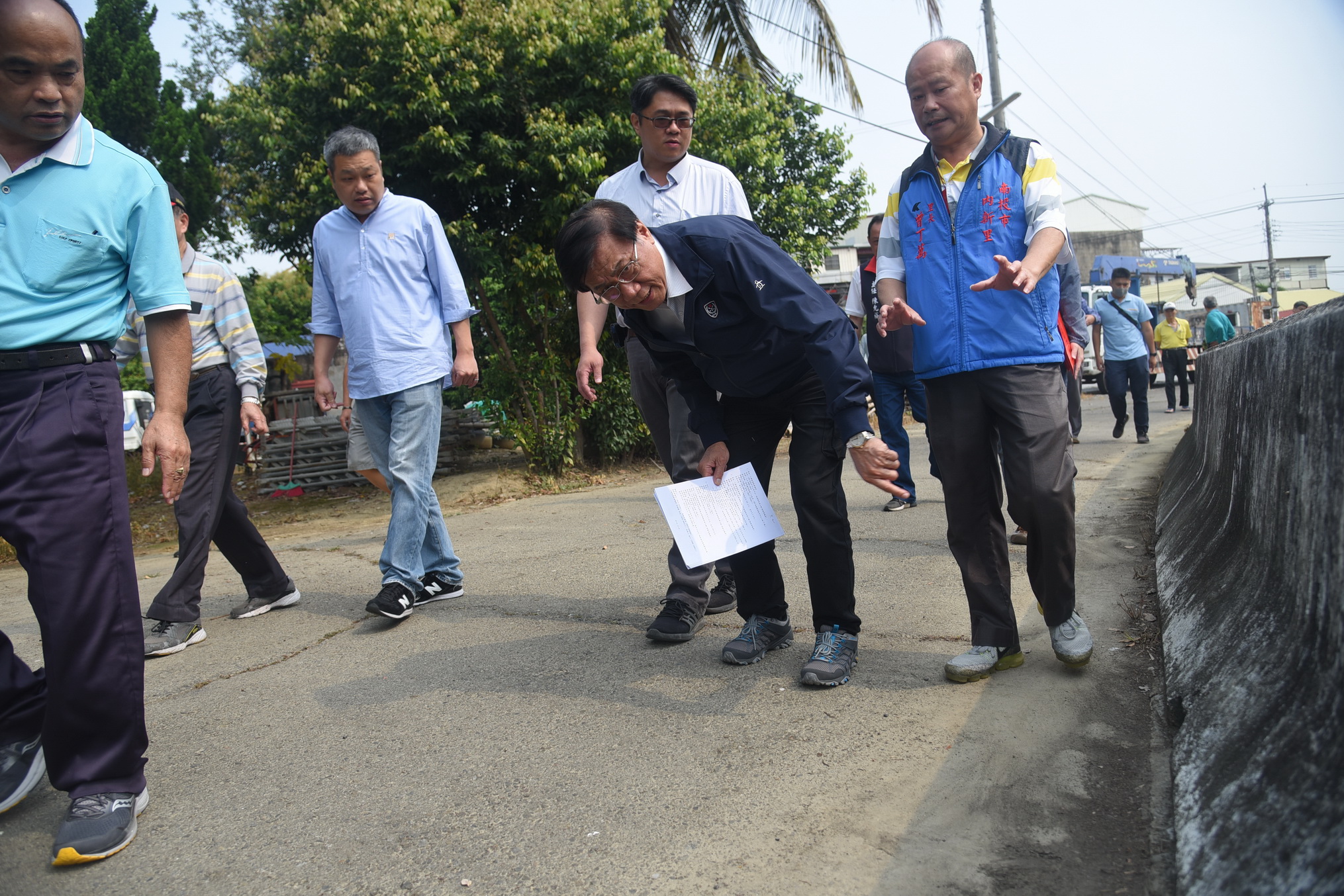 相關圖片3-投市多處巷道老舊破損 林縣長會勘改善