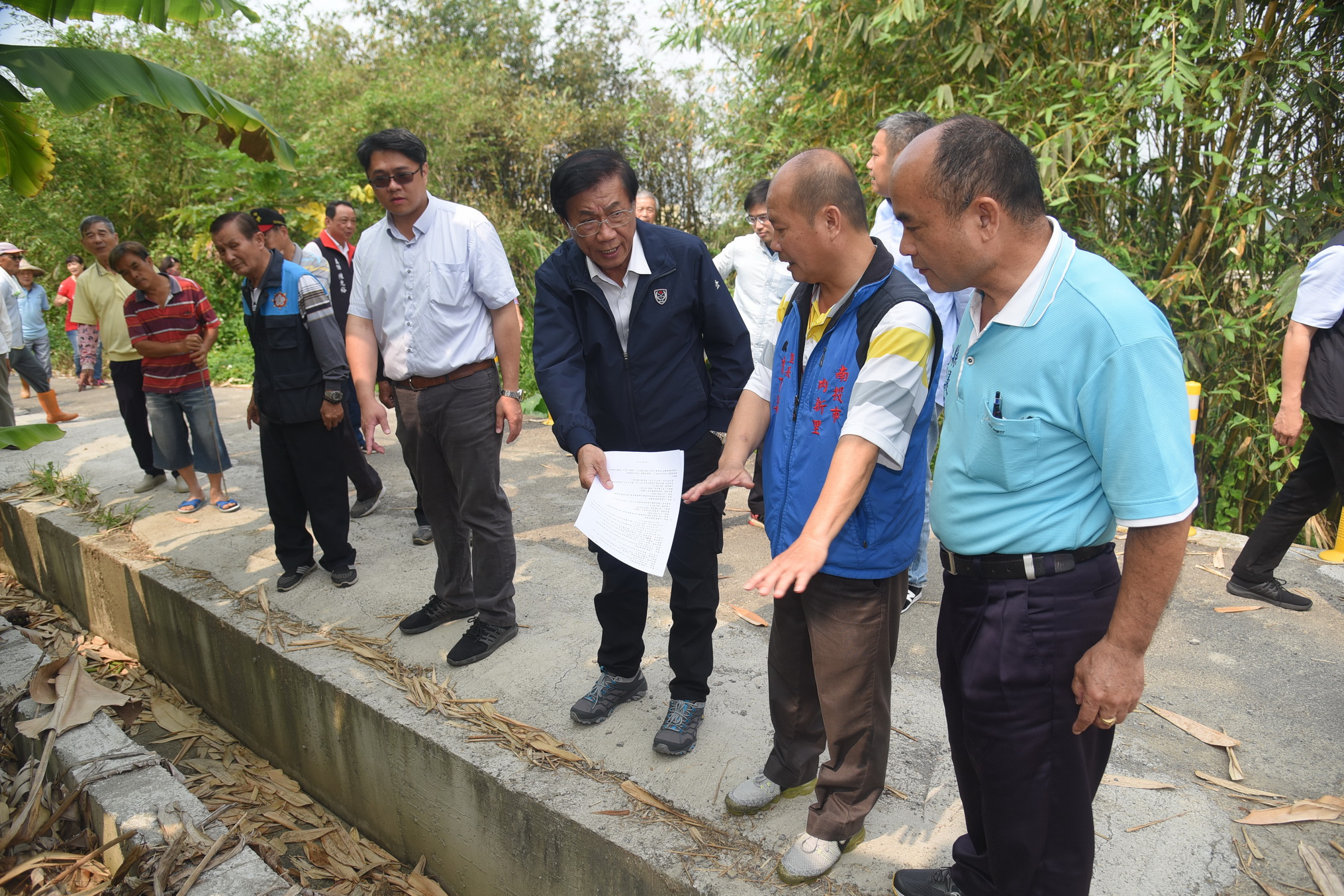 相關圖片4-投市多處巷道老舊破損 林縣長會勘改善