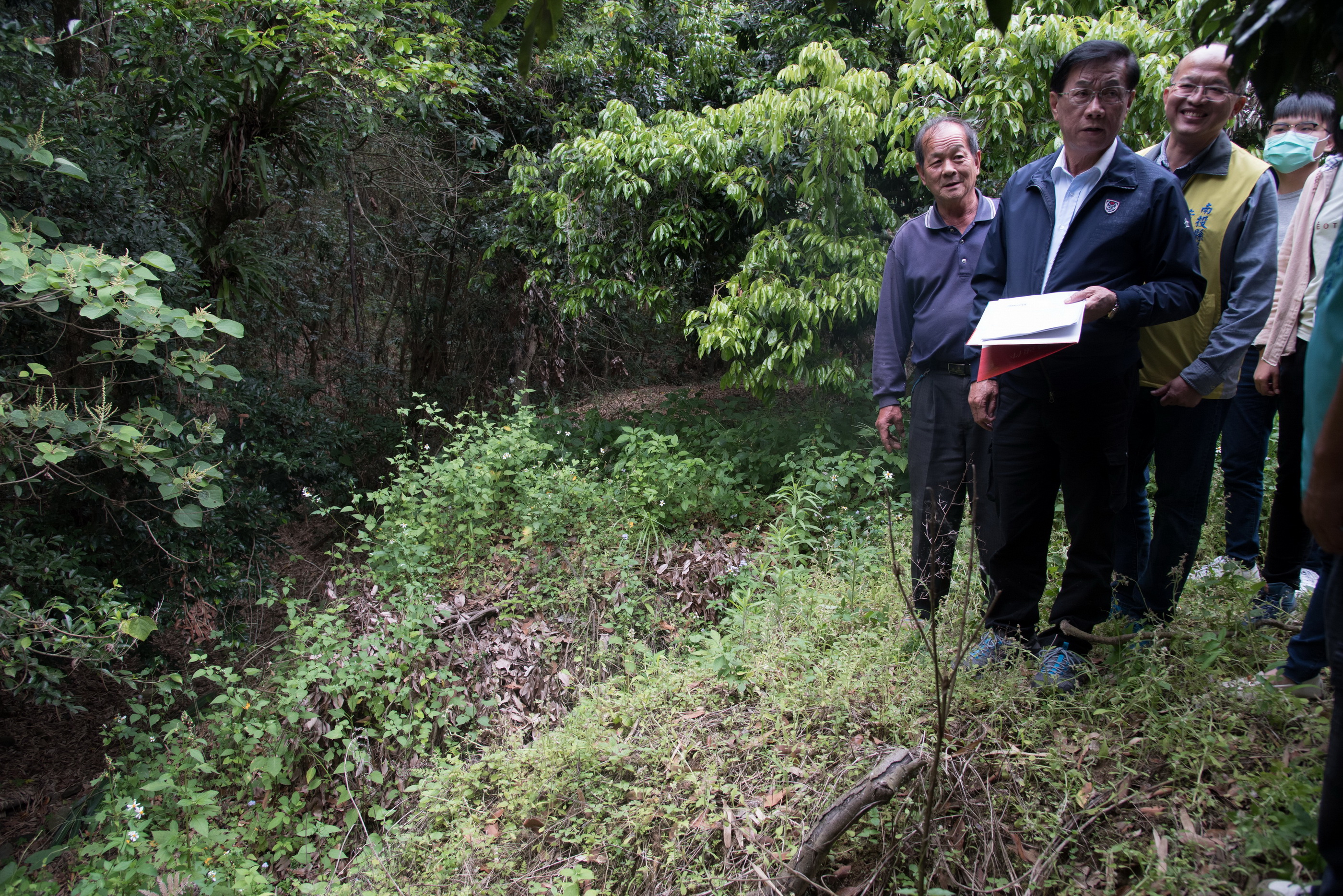 圖片-林縣長會勘集集野溪及排水　雨季前施工改善