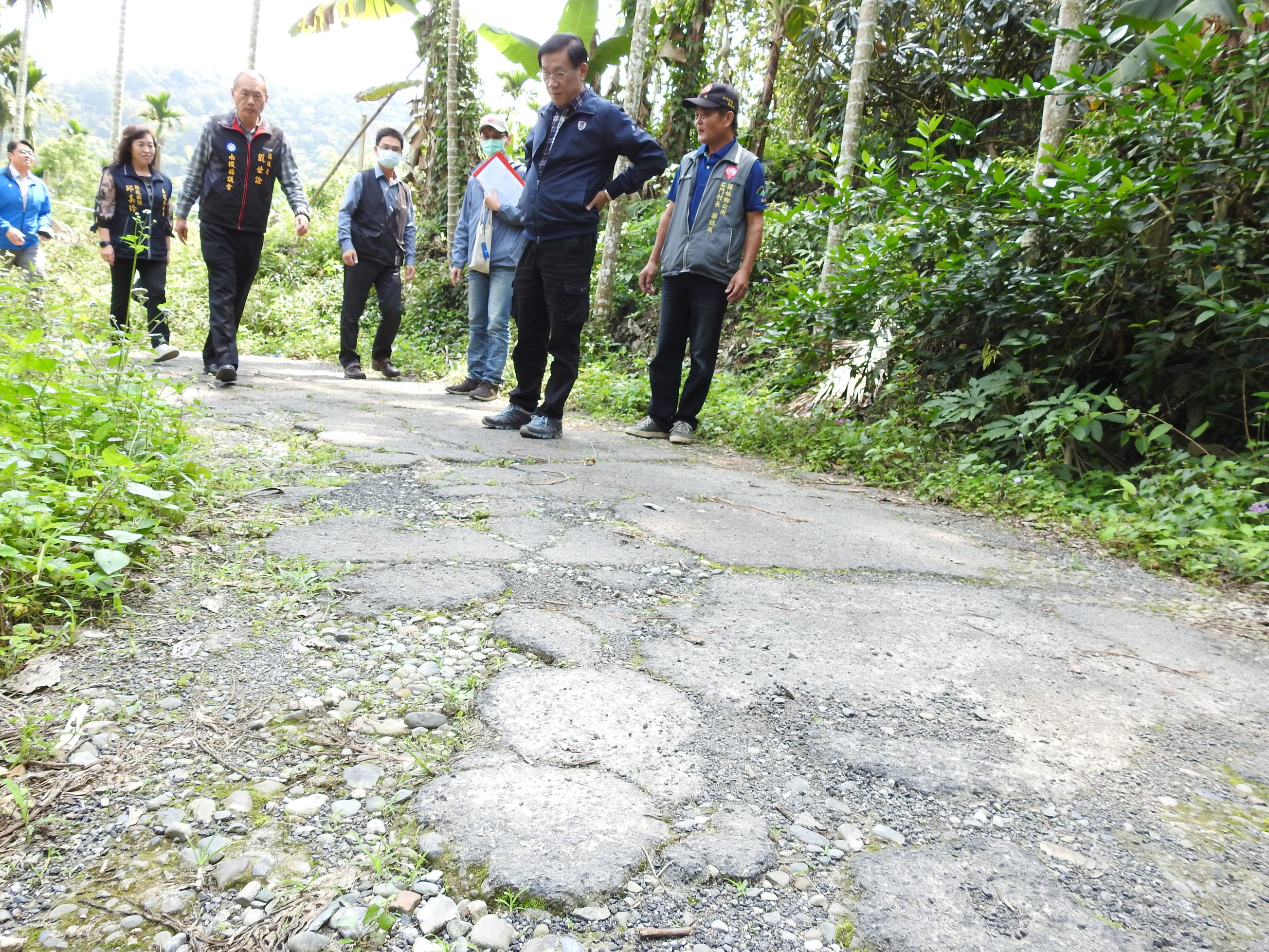 相關圖片1-國姓仁愛九條農路巷道待修縣長會勘有解