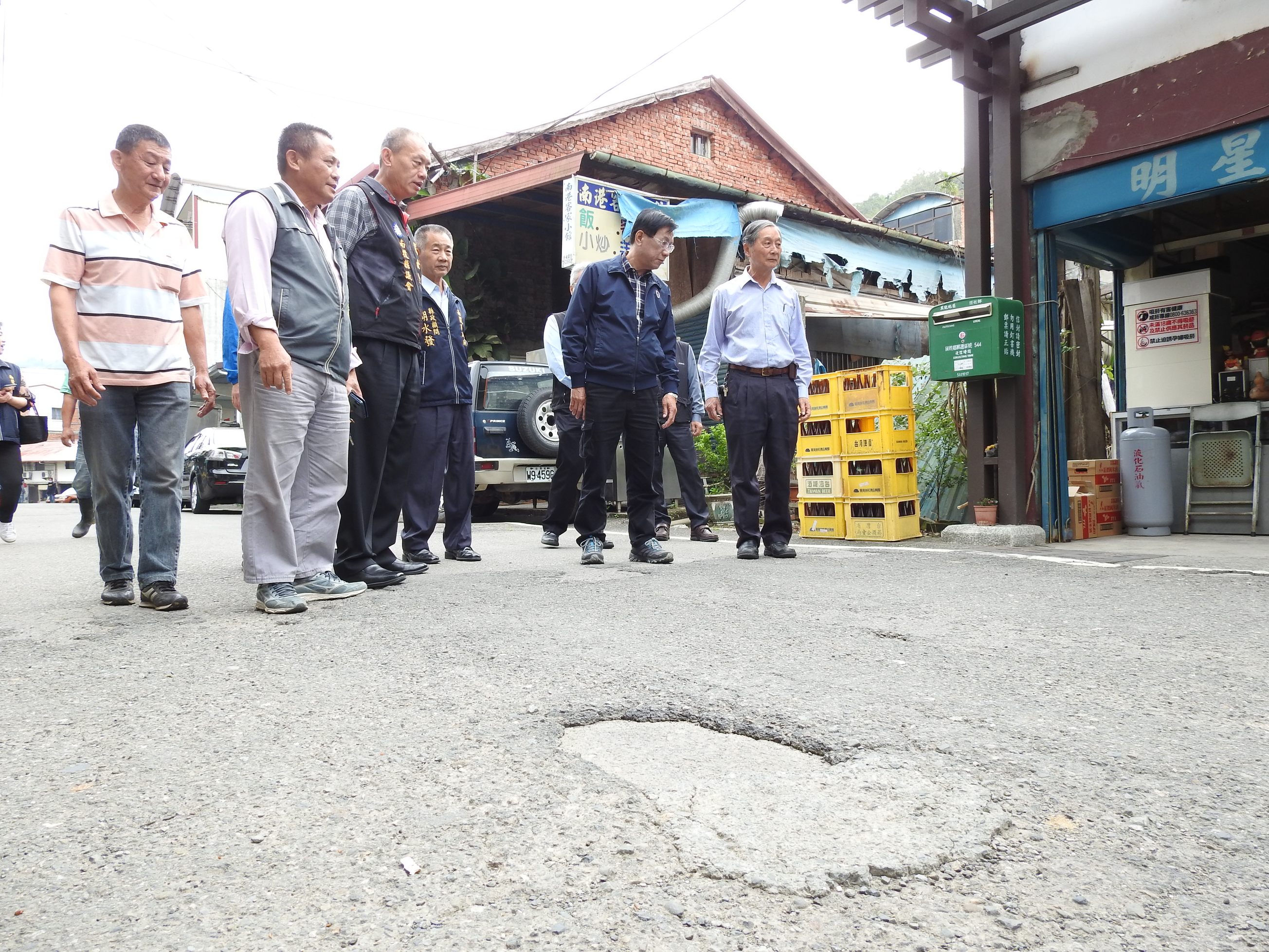 相關圖片3-國姓仁愛九條農路巷道待修縣長會勘有解