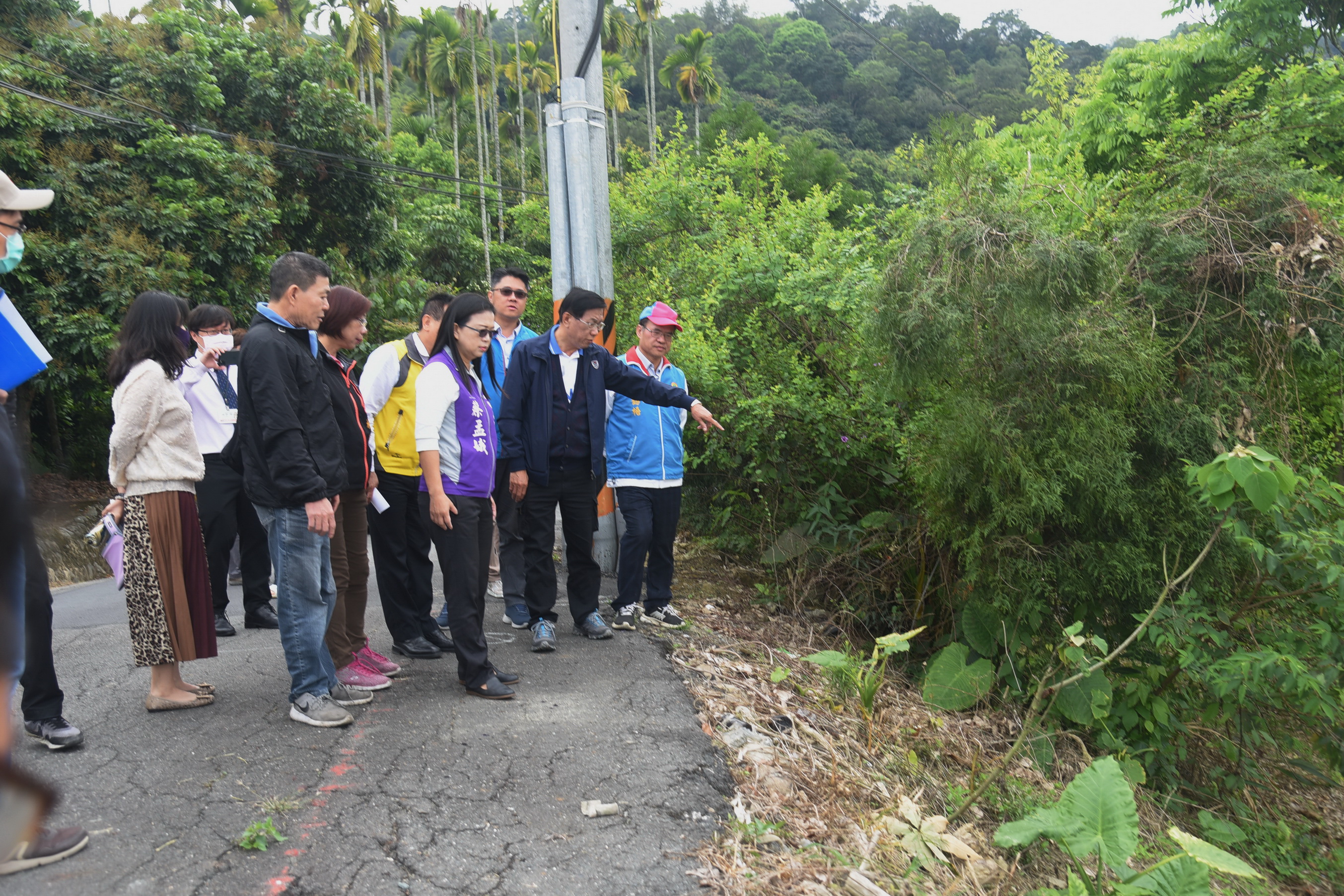 相關圖片2-林縣長會勘竹山10老舊道路 斥資千萬改善道路品質
