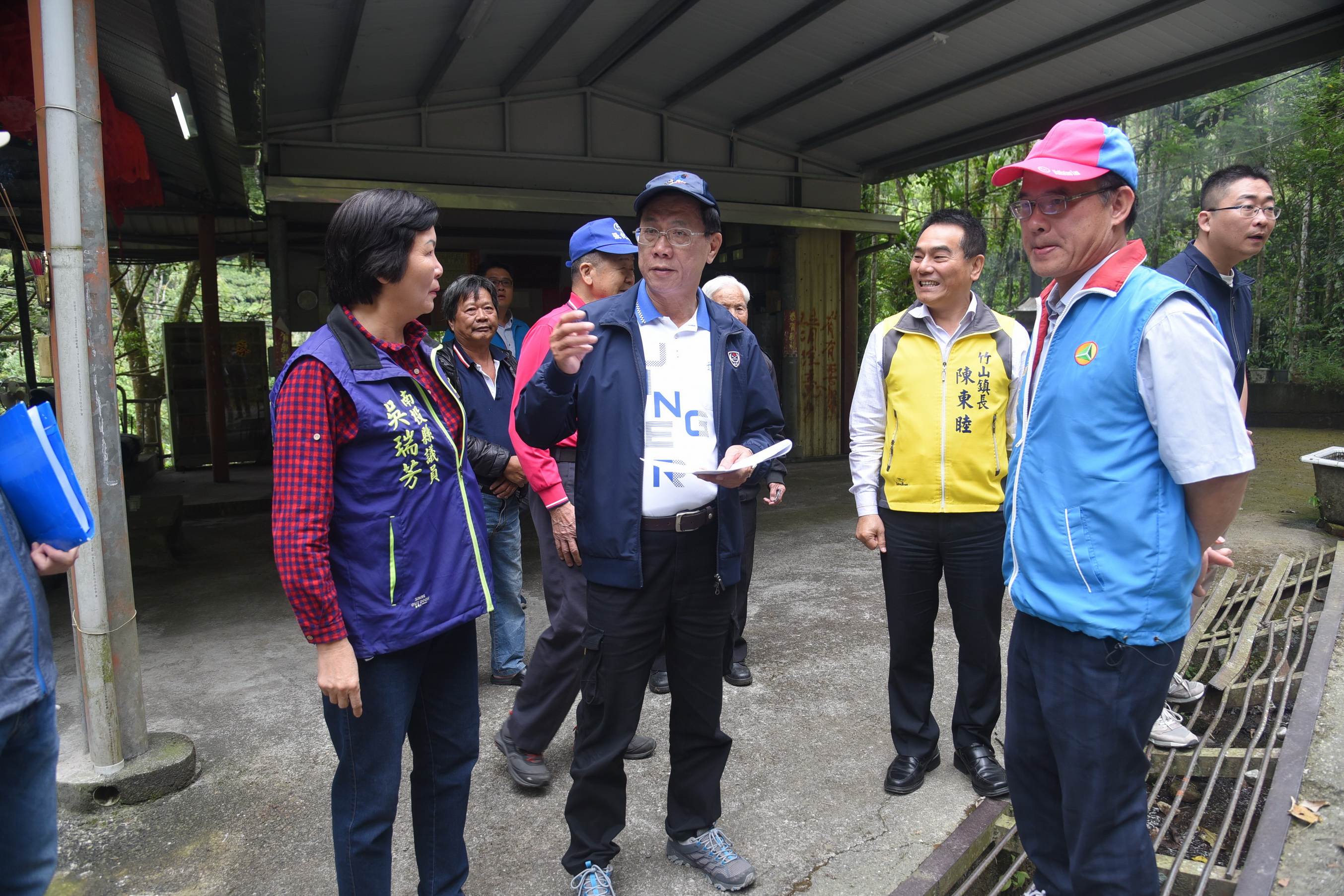 相關圖片4-林縣長會勘竹山10老舊道路 斥資千萬改善道路品質