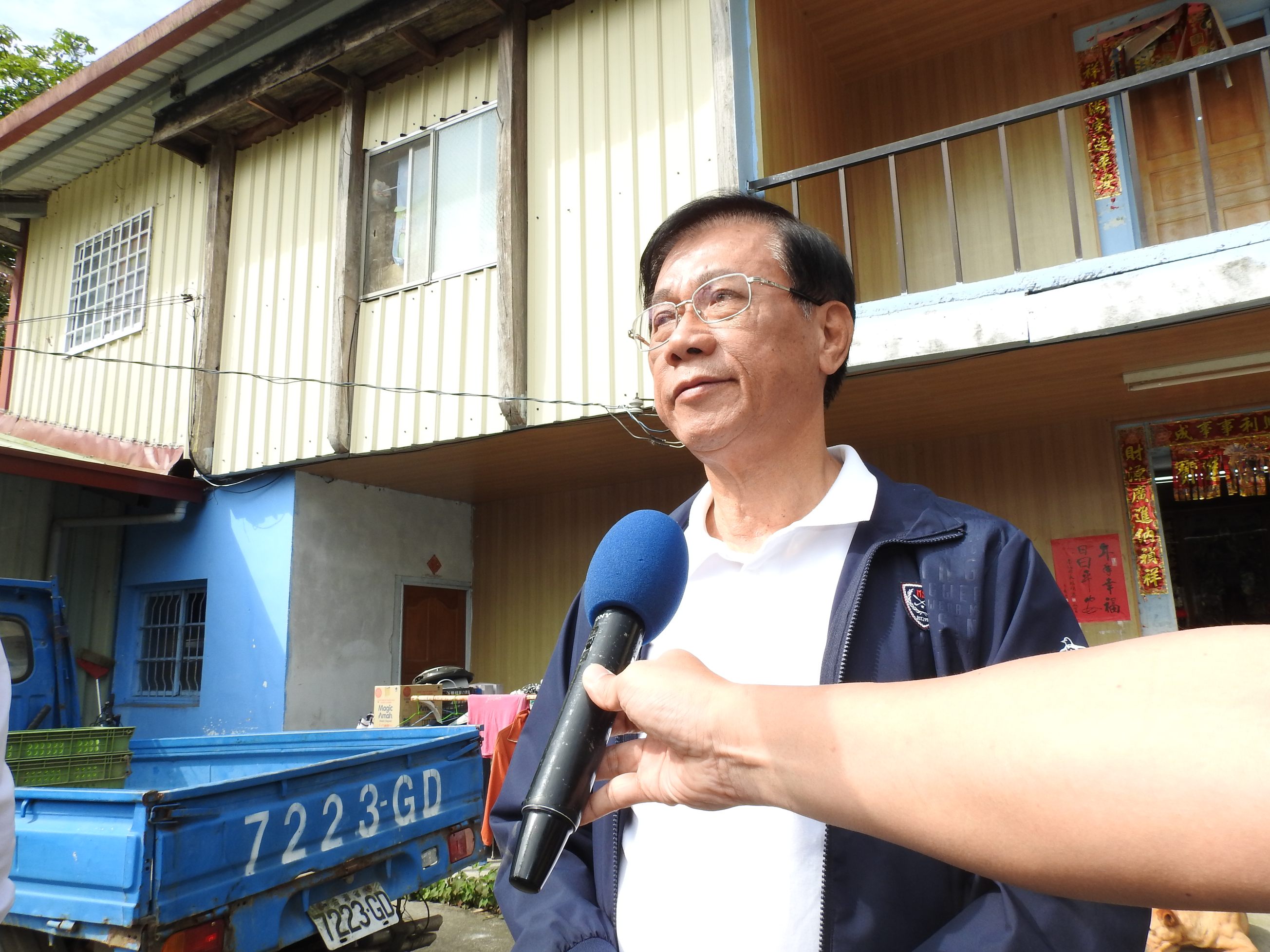 相關圖片1-慰問苦命孝順斷指北山國中生 縣長不捨哽咽淚水盈眶