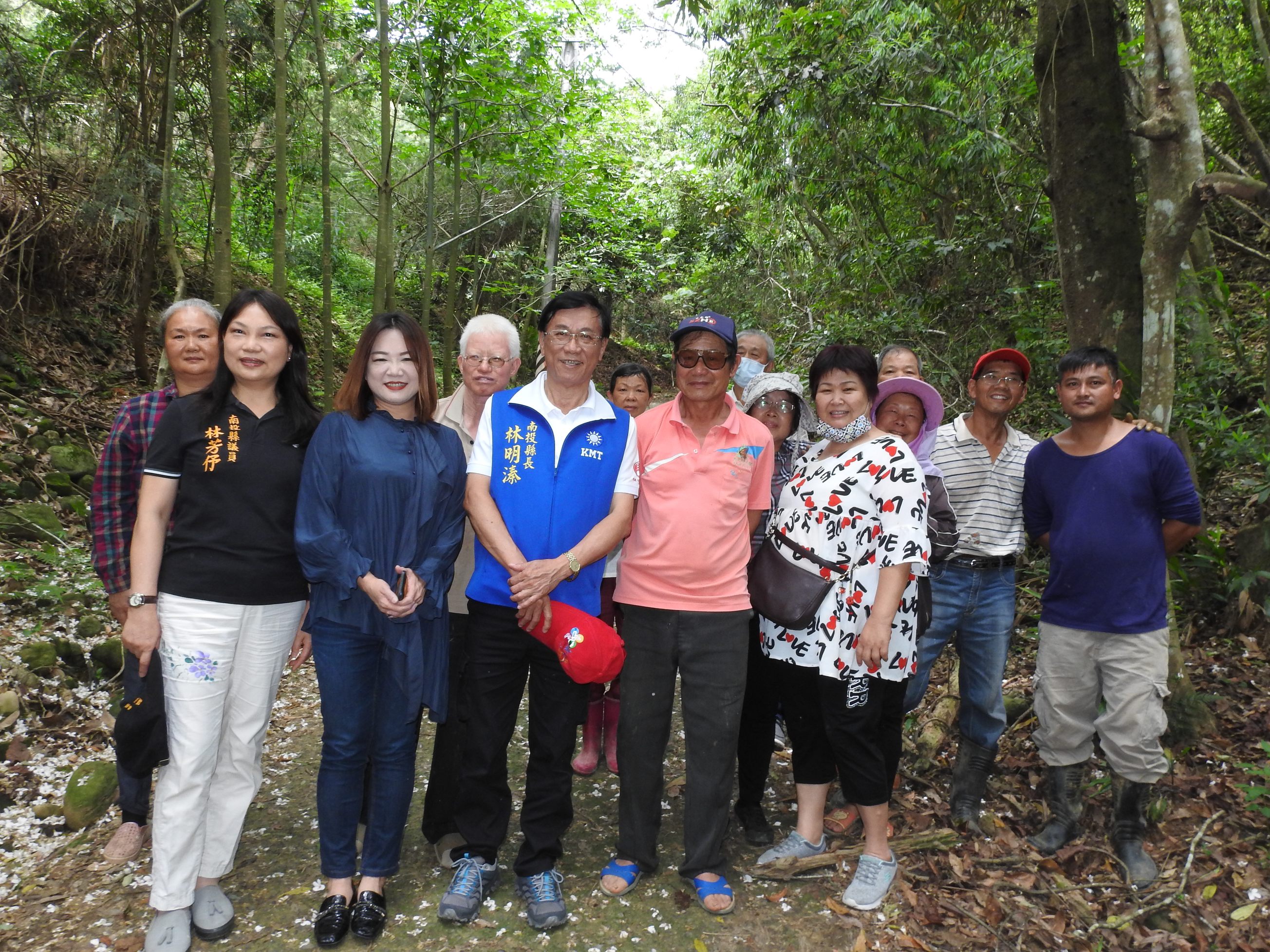 圖片-國姓埔里多條道路坑洞排水不良 縣長會勘改善