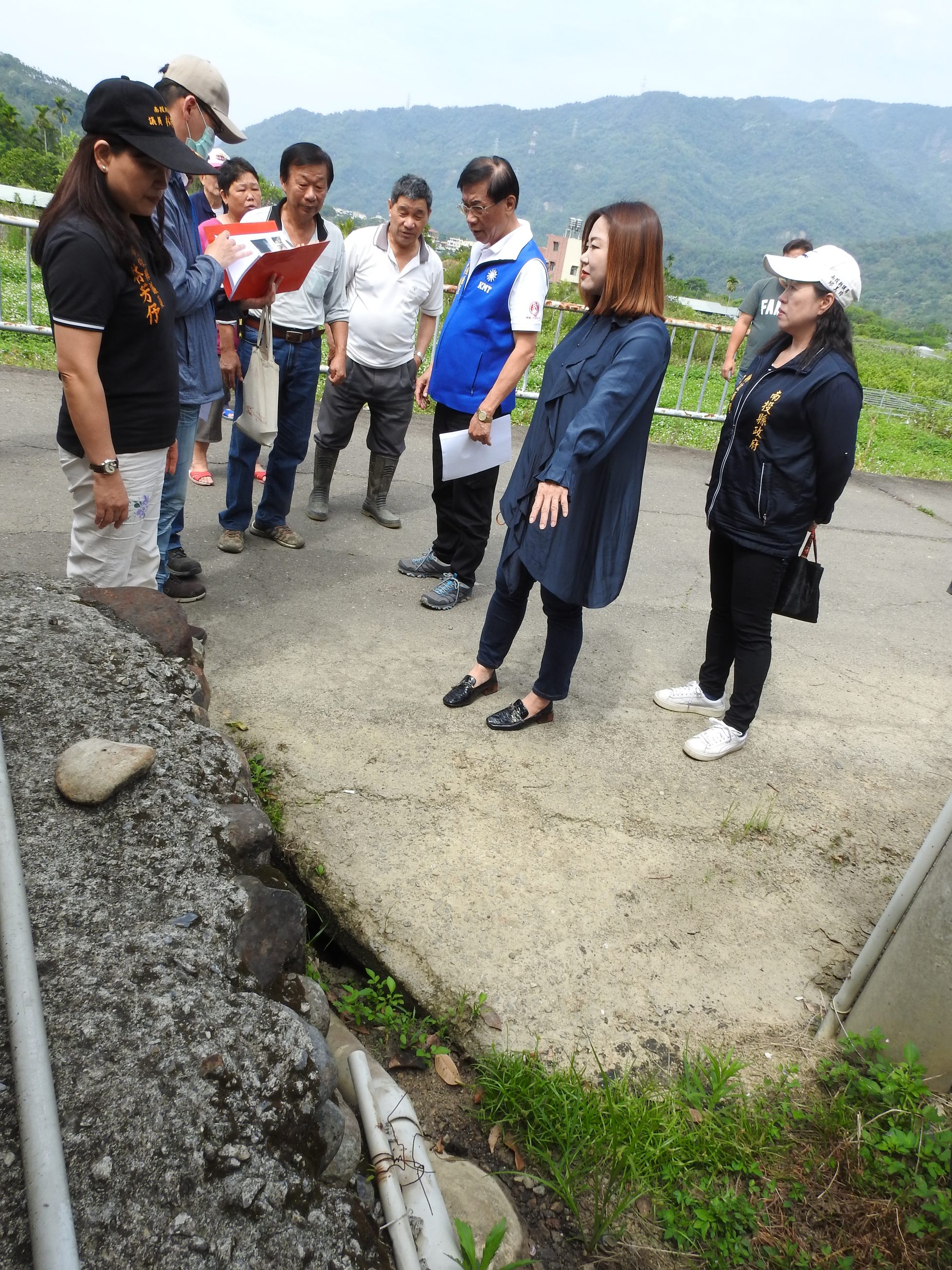 相關圖片3-國姓埔里多條道路坑洞排水不良 縣長會勘改善