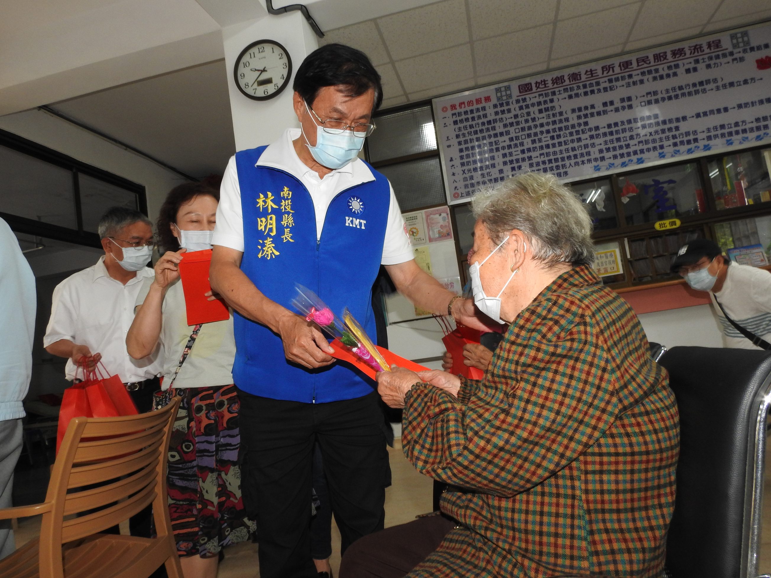 圖片-縣長國姓發送老人假牙補助 籲中央納入長照