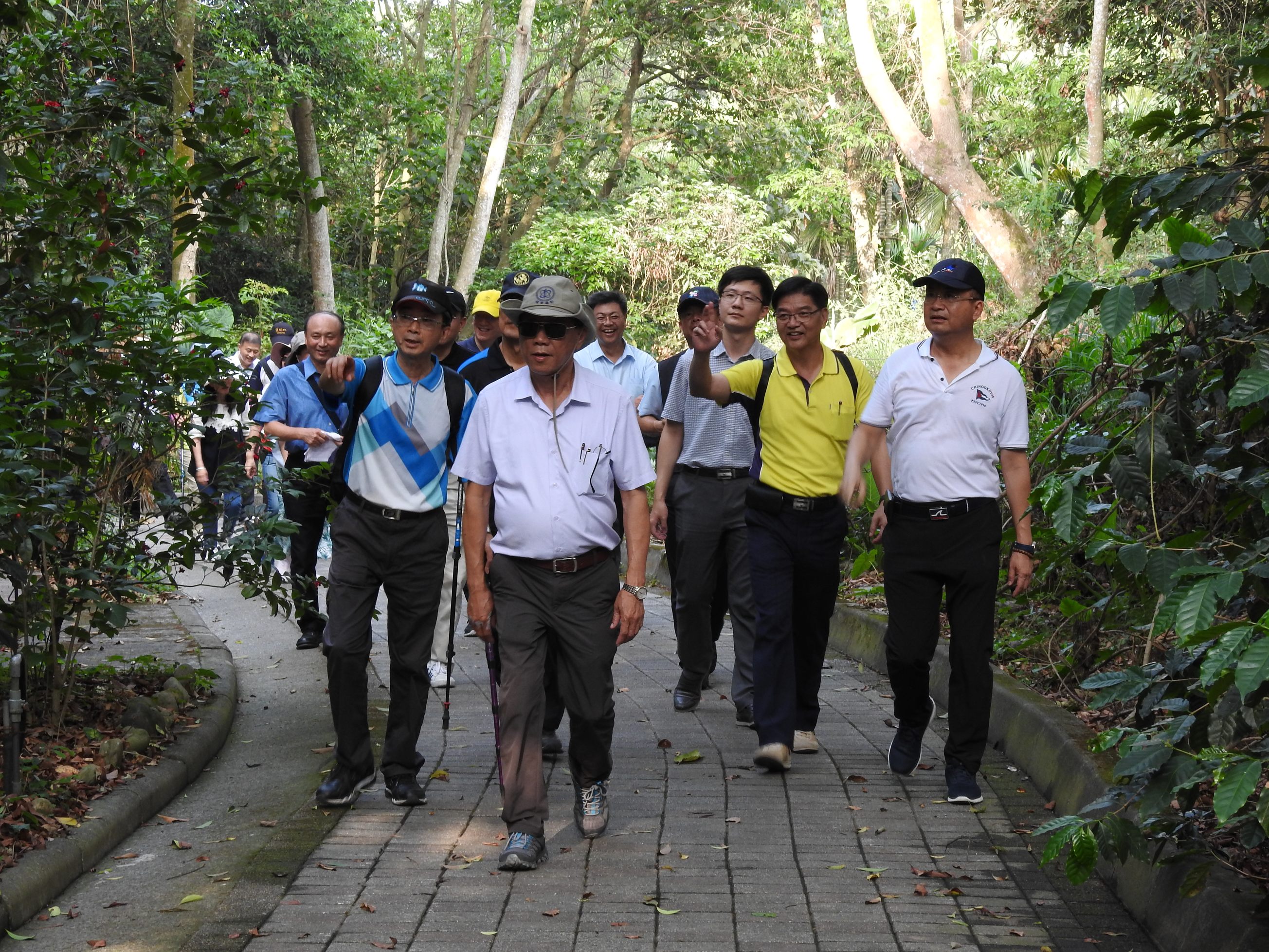 相關圖片2-健行抗疫！林縣長率主管暢遊「撼龍步道」 鼓勵民眾走出戶外