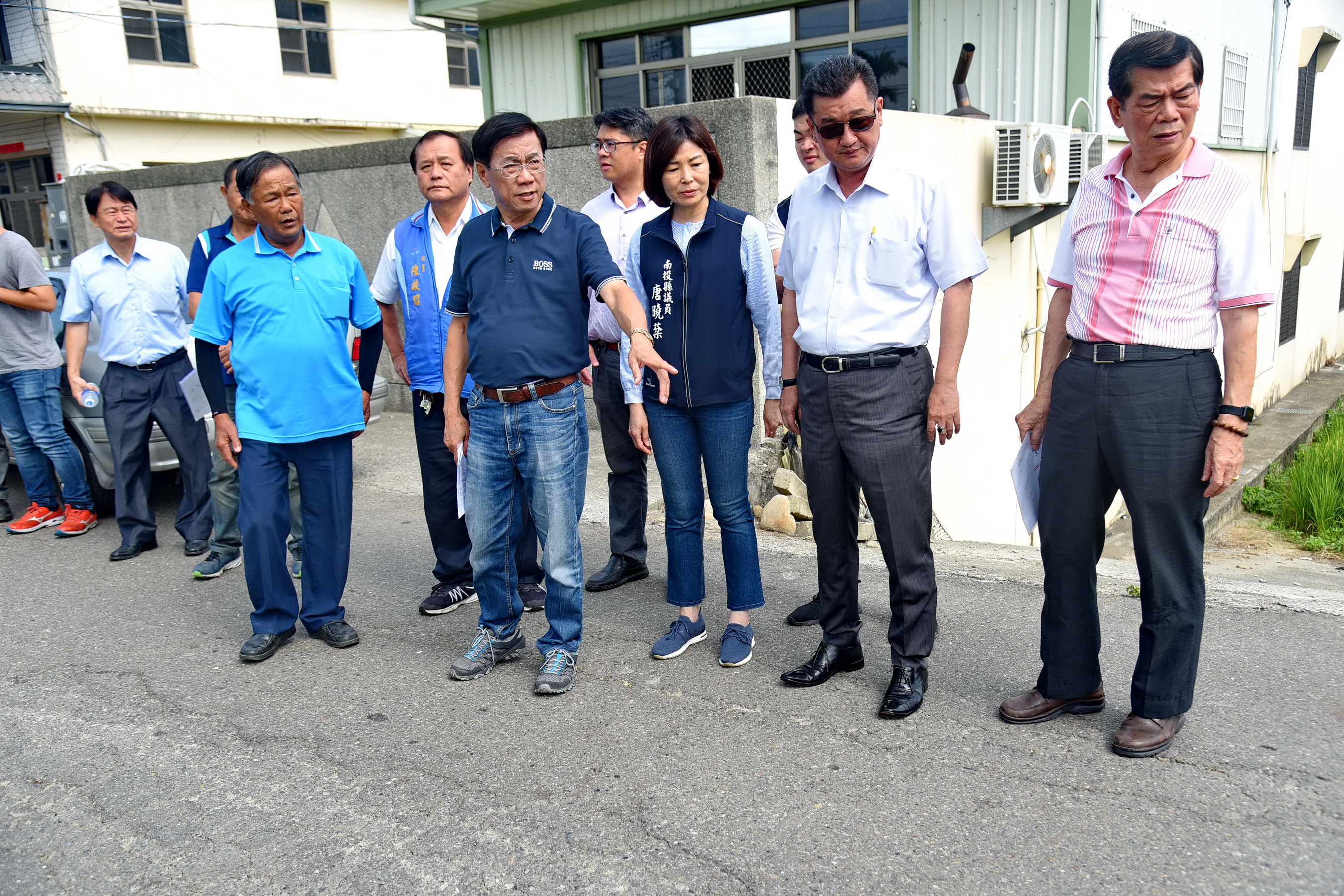 相關圖片2-草屯4重劃區11處農路及排水溝老舊 林縣長會勘改善