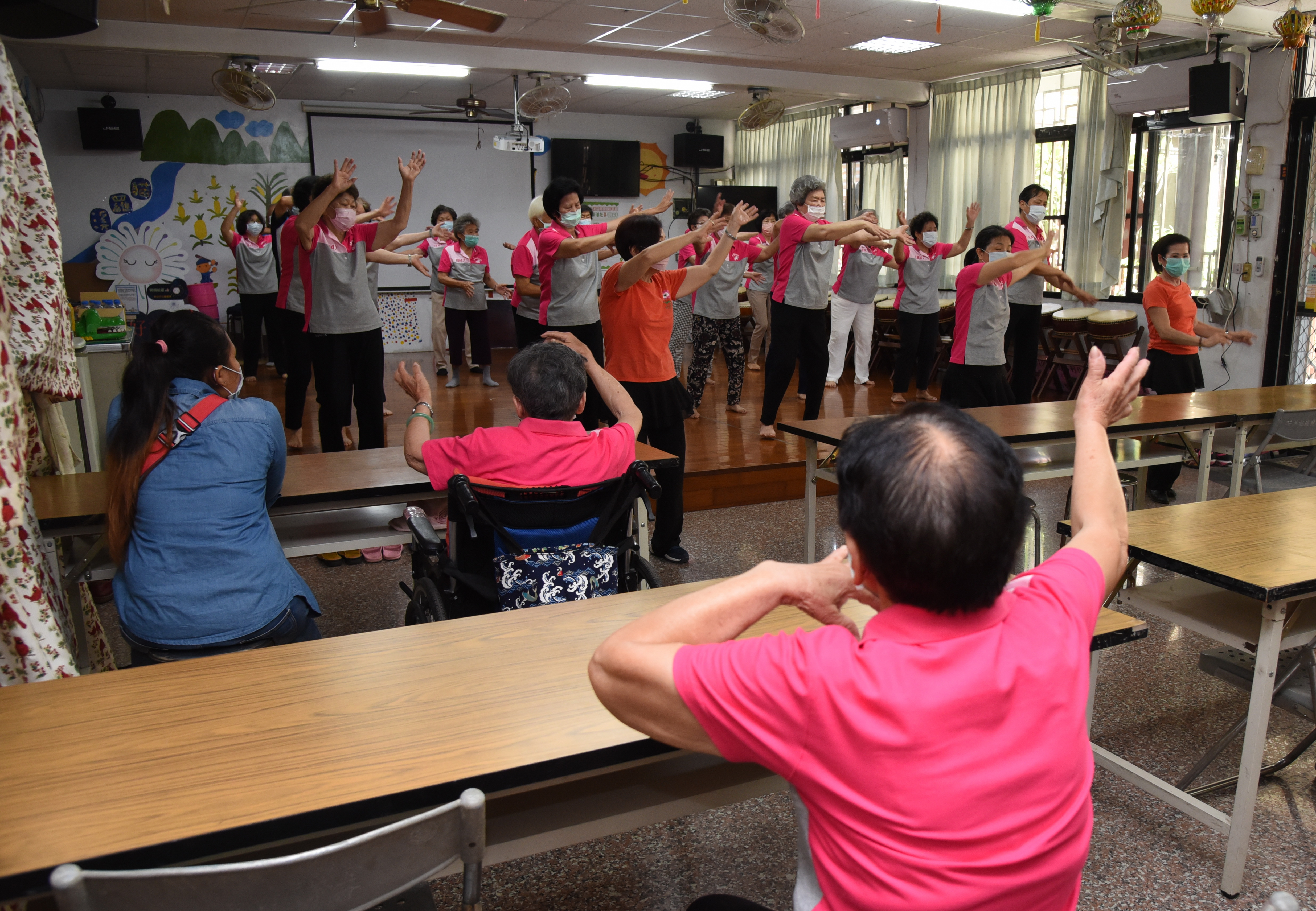 相關圖片1-關懷據點「解禁」    阿公、阿嬤「樂舞」展活力
