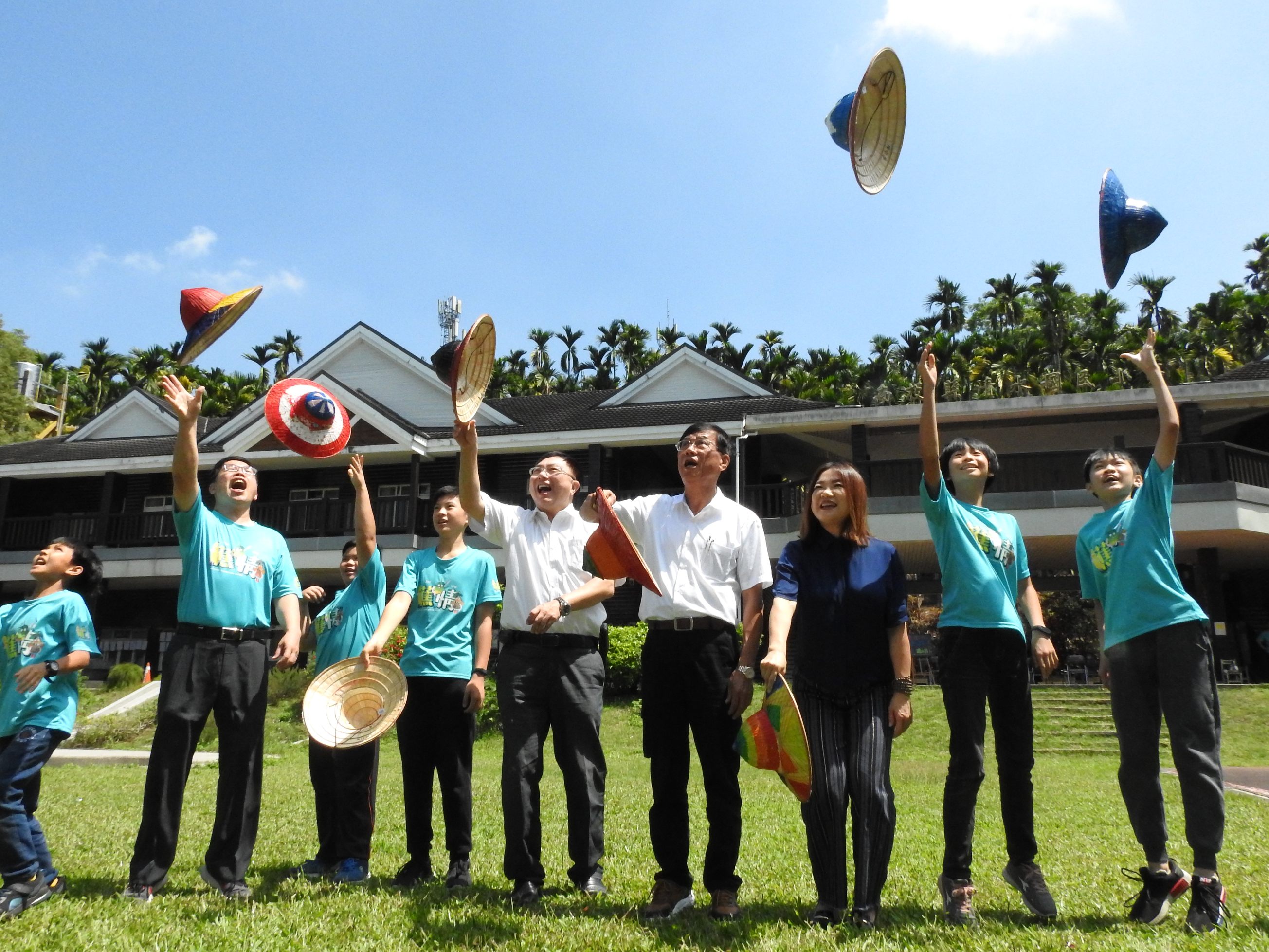 相關圖片2-清寒學生家庭慰助金啟動 林縣長赴中寮集集親交