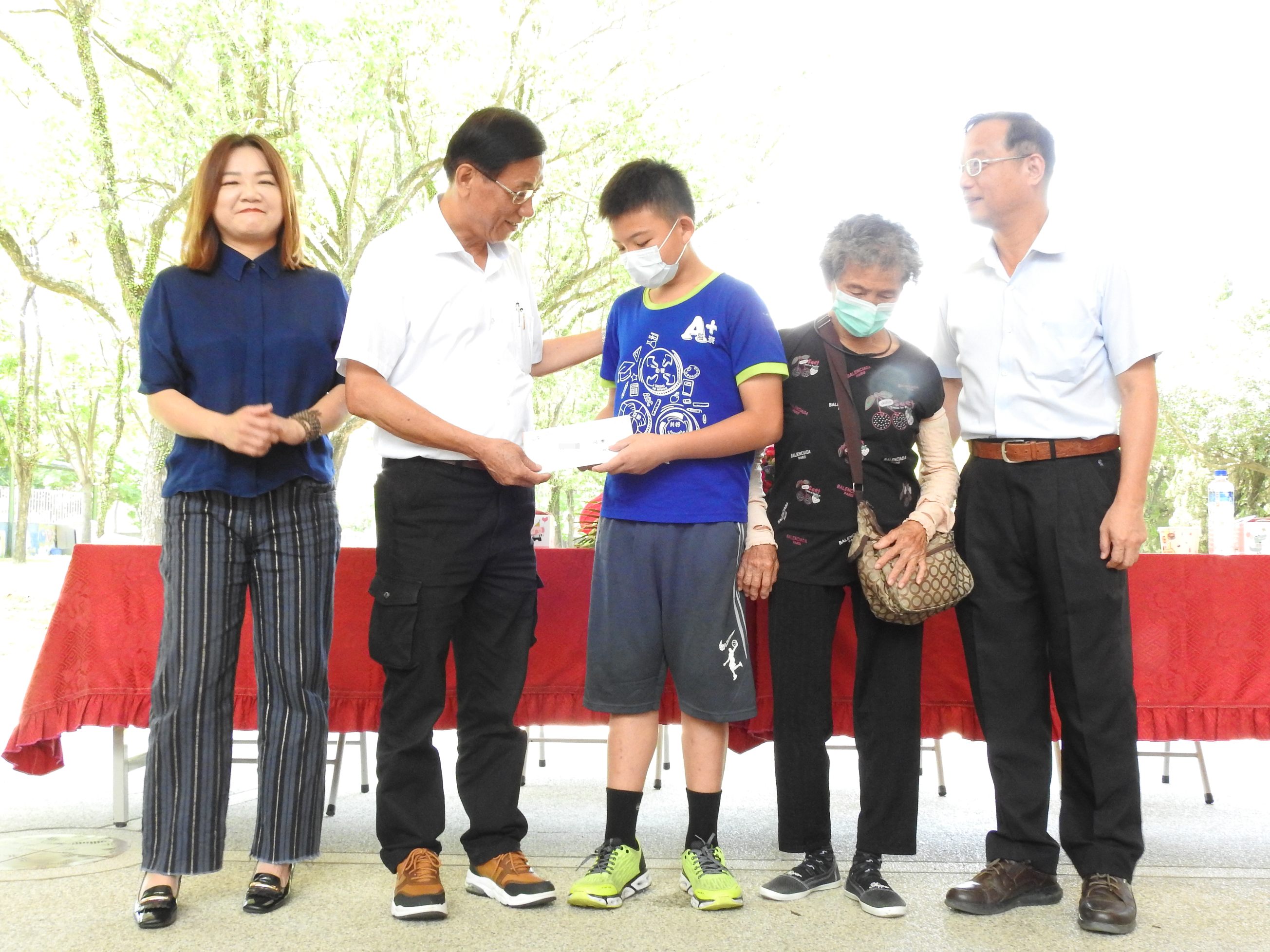 相關圖片3-清寒學生家庭慰助金啟動 林縣長赴中寮集集親交