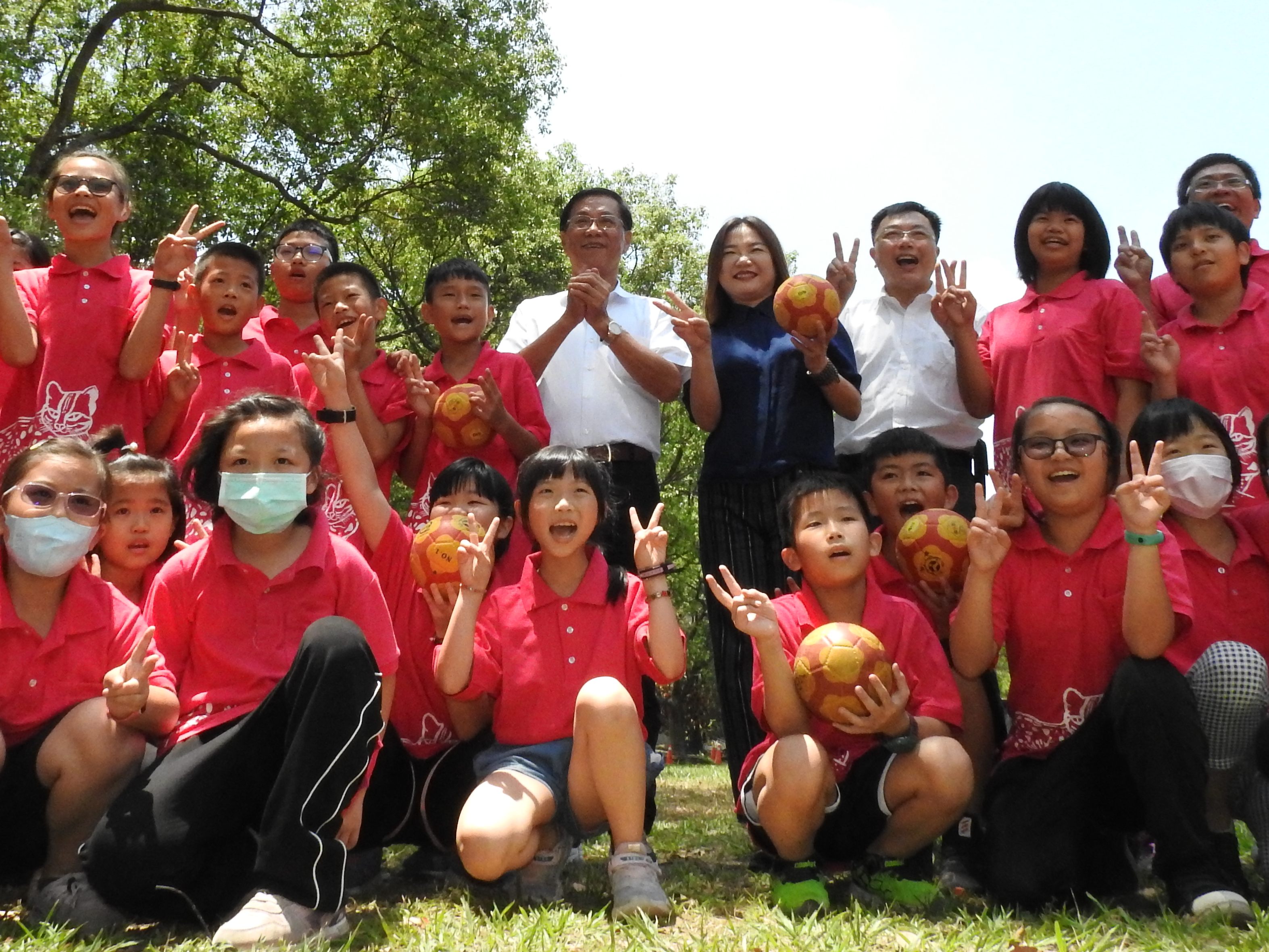 相關圖片4-清寒學生家庭慰助金啟動 林縣長赴中寮集集親交