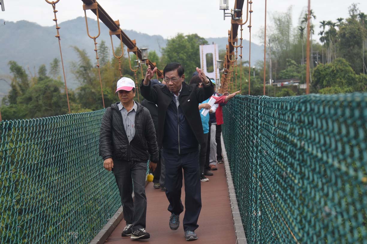 other image1-Prospering local tourism, County magistrate Lin surveyed the improvement on tourist facilities of popular attractions in Shueili and Xinyi Township, April 7
