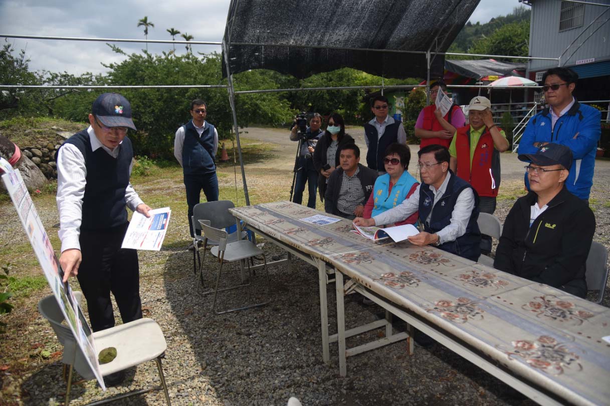other image2-Prospering local tourism, County magistrate Lin surveyed the improvement on tourist facilities of popular attractions in Shueili and Xinyi Township, April 7