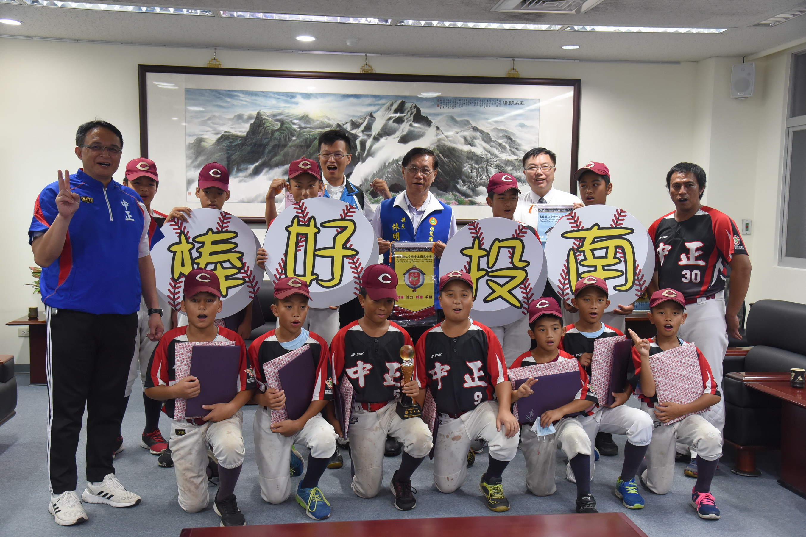 相關圖片2-新豐、中正少棒隊勇闖前八 成績亮麗林縣長接見表揚