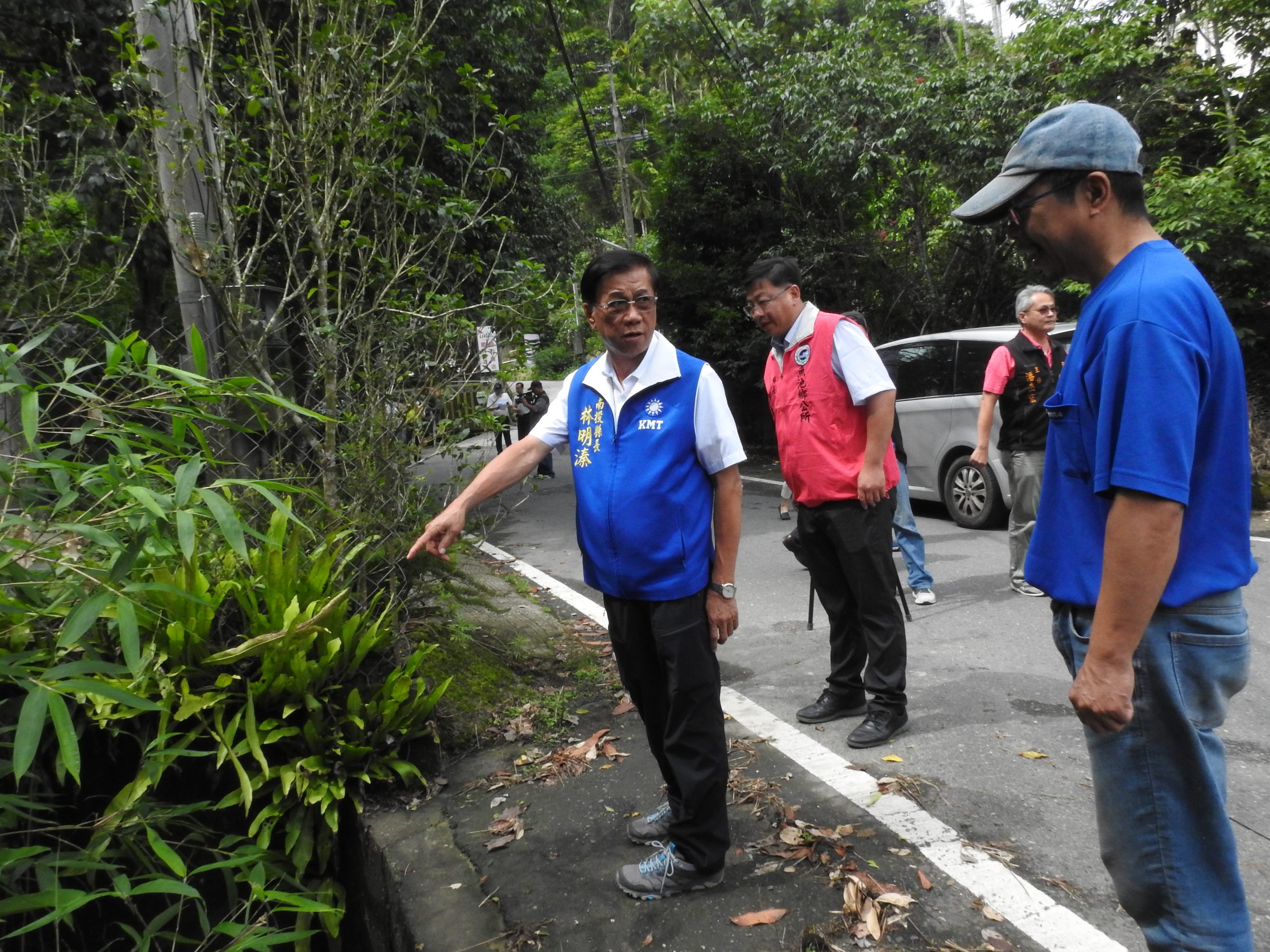 相關圖片1-魚池鄉三村四路三大排待修 縣長會勘核定立即改善