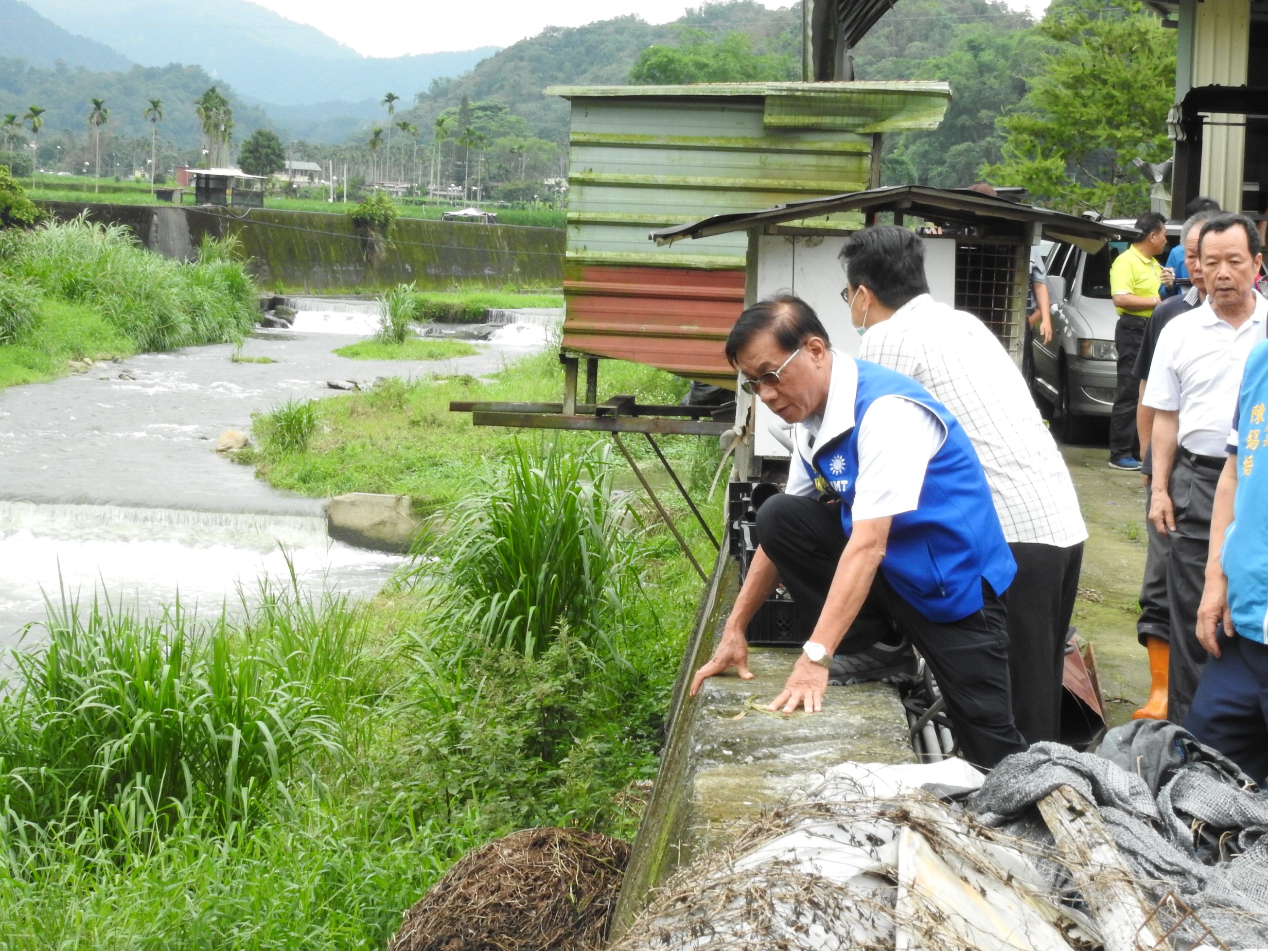 相關圖片2-魚池鄉三村四路三大排待修 縣長會勘核定立即改善
