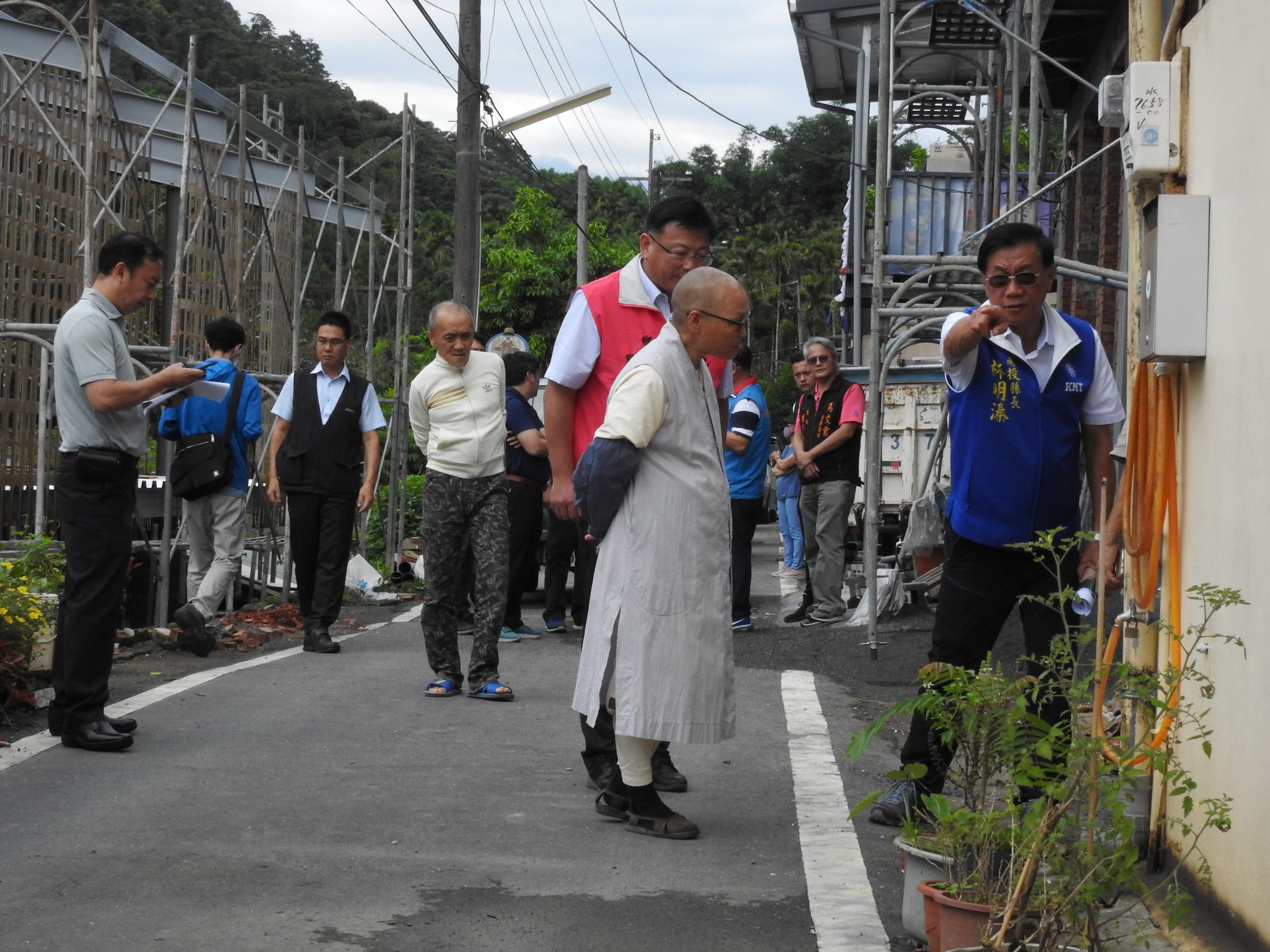 相關圖片3-魚池鄉三村四路三大排待修 縣長會勘核定立即改善