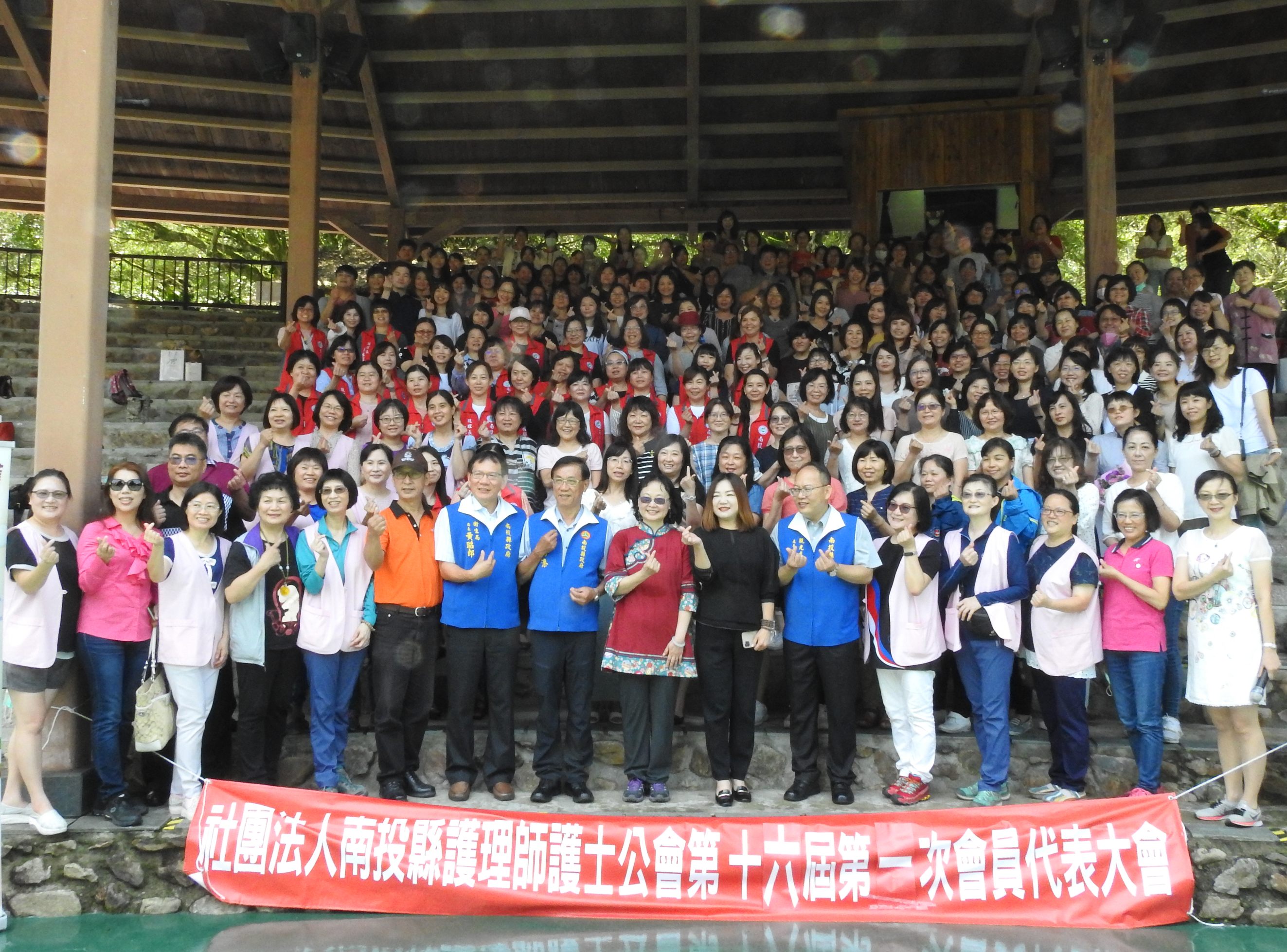 相關圖片2-護理師公會表揚優良資深會員 落實示範社交安全距離     林縣長肯定防疫勞苦功高