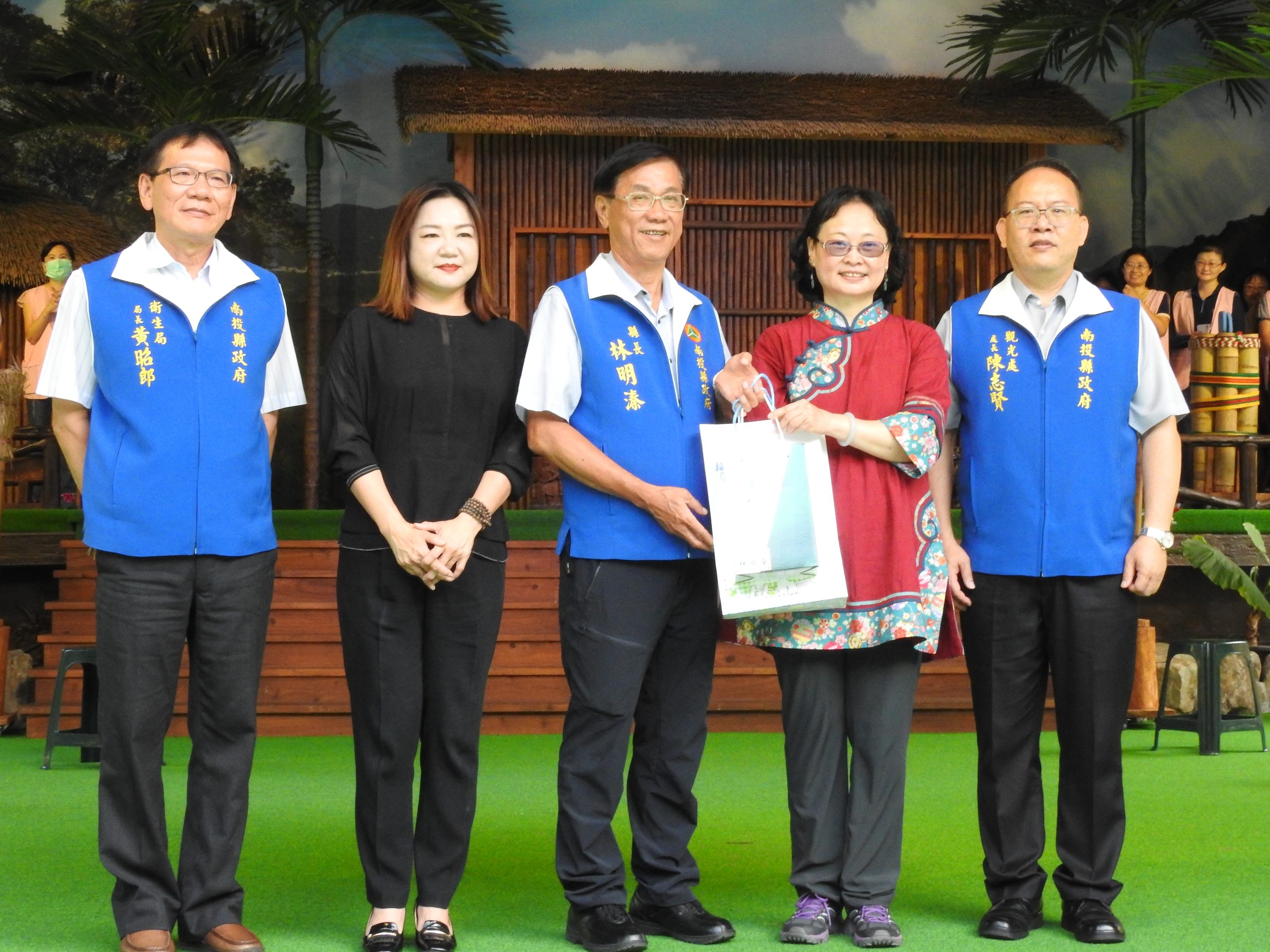 相關圖片3-護理師公會表揚優良資深會員 落實示範社交安全距離     林縣長肯定防疫勞苦功高