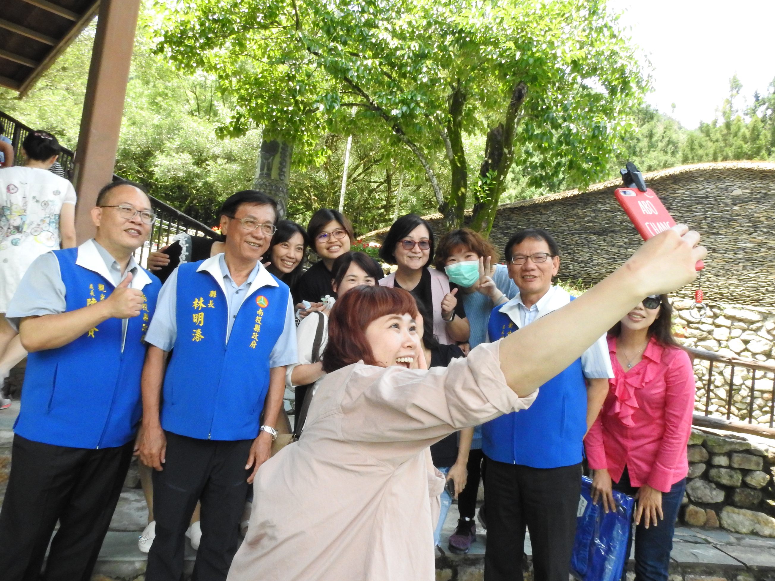 相關圖片4-護理師公會表揚優良資深會員 落實示範社交安全距離     林縣長肯定防疫勞苦功高