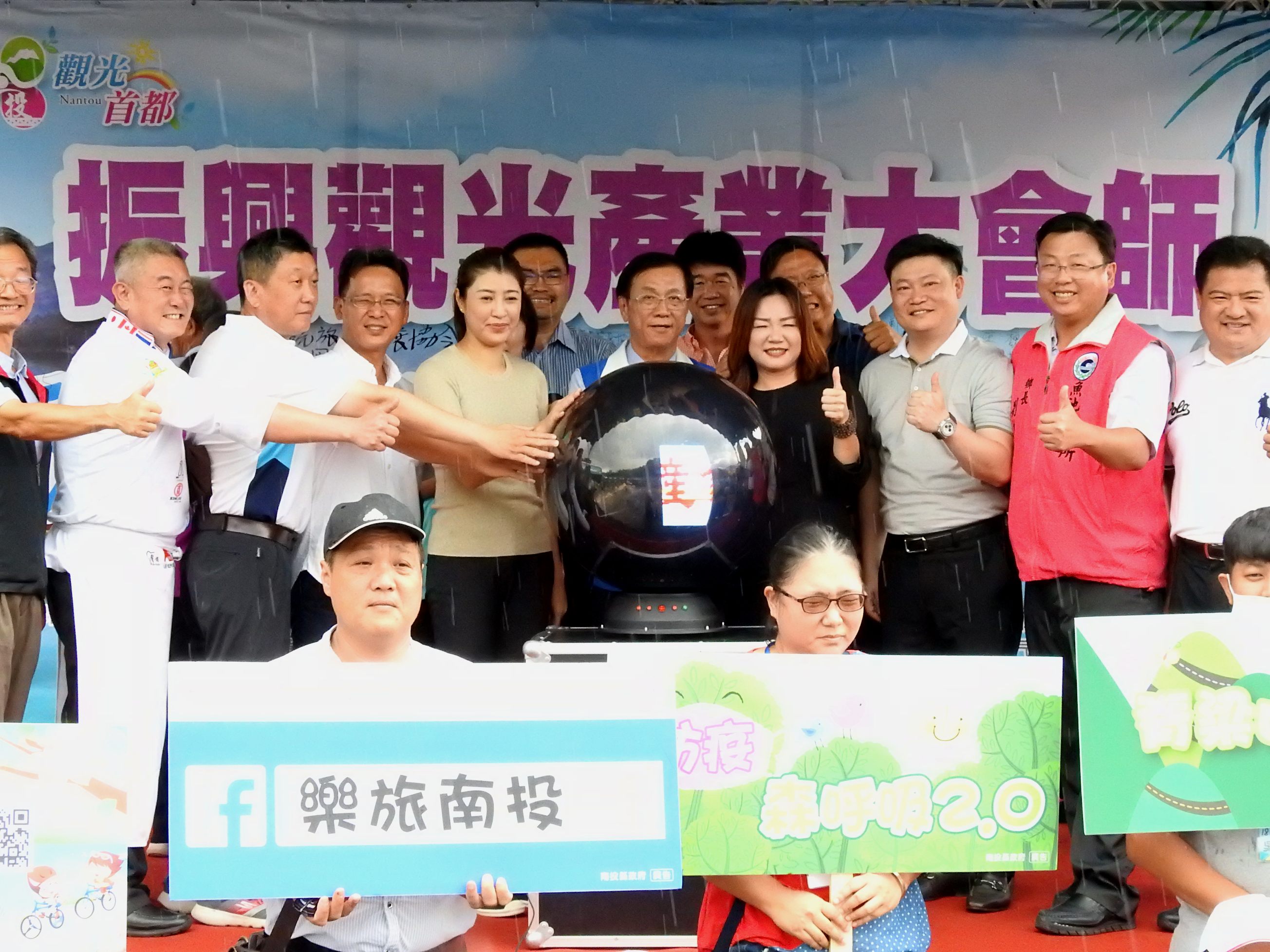 相關圖片3-振興南投觀光 遊覽車、觀光客日月潭大會師