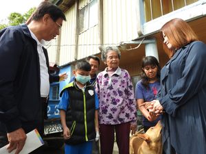 News images-When Visiting Underprivileged Filial Pious Finger-losing Junior High School Student, Magistrate Shed in Tears with Empathy  May 1
