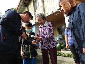 other image1-When Visiting Underprivileged Filial Pious Finger-losing Junior High School Student, Magistrate Shed in Tears with Empathy  May 1