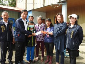 other image2-When Visiting Underprivileged Filial Pious Finger-losing Junior High School Student, Magistrate Shed in Tears with Empathy  May 1