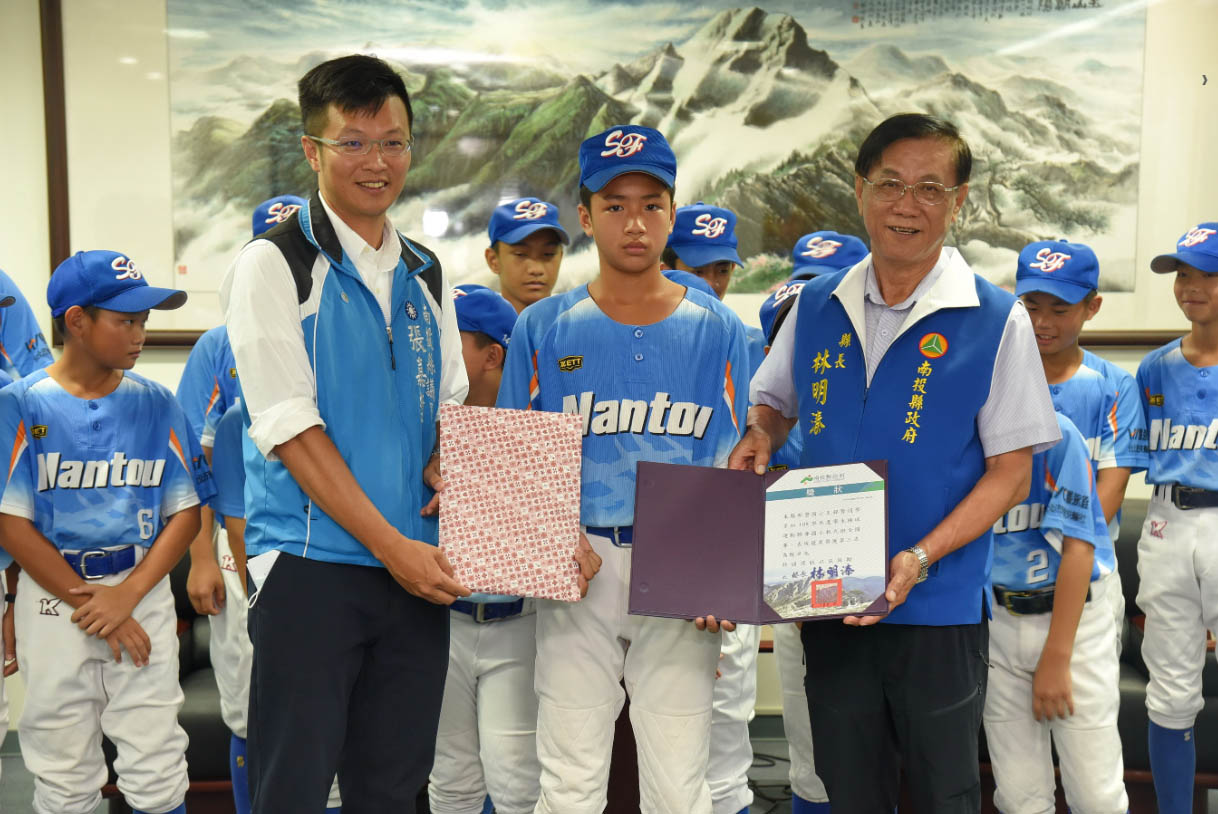 News images-Xinfeng and Zhongzheng Baseball Team Made It into the Final 8 – Magistrate Lin Met Them and Praised Their Great Performance  May 25