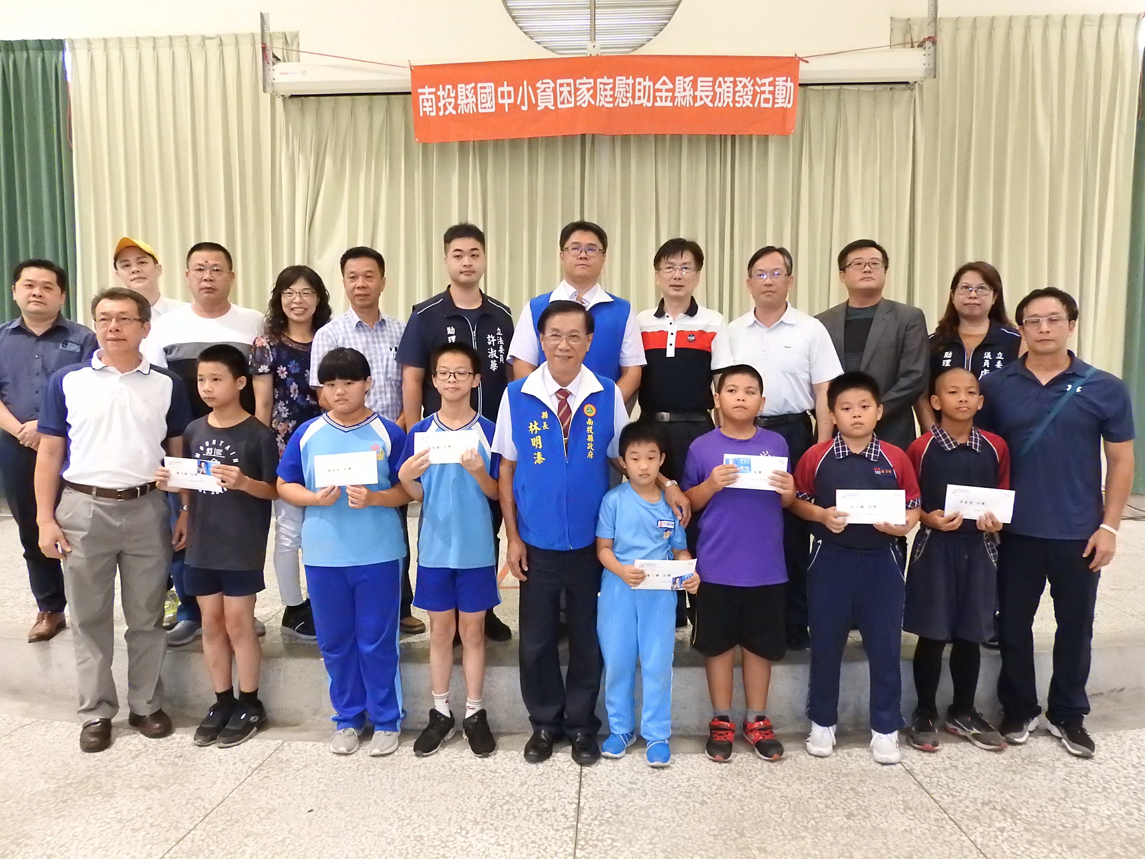 相關圖片4-親頒清寒學生慰助金  林縣長捧著感謝卡滿臉安慰