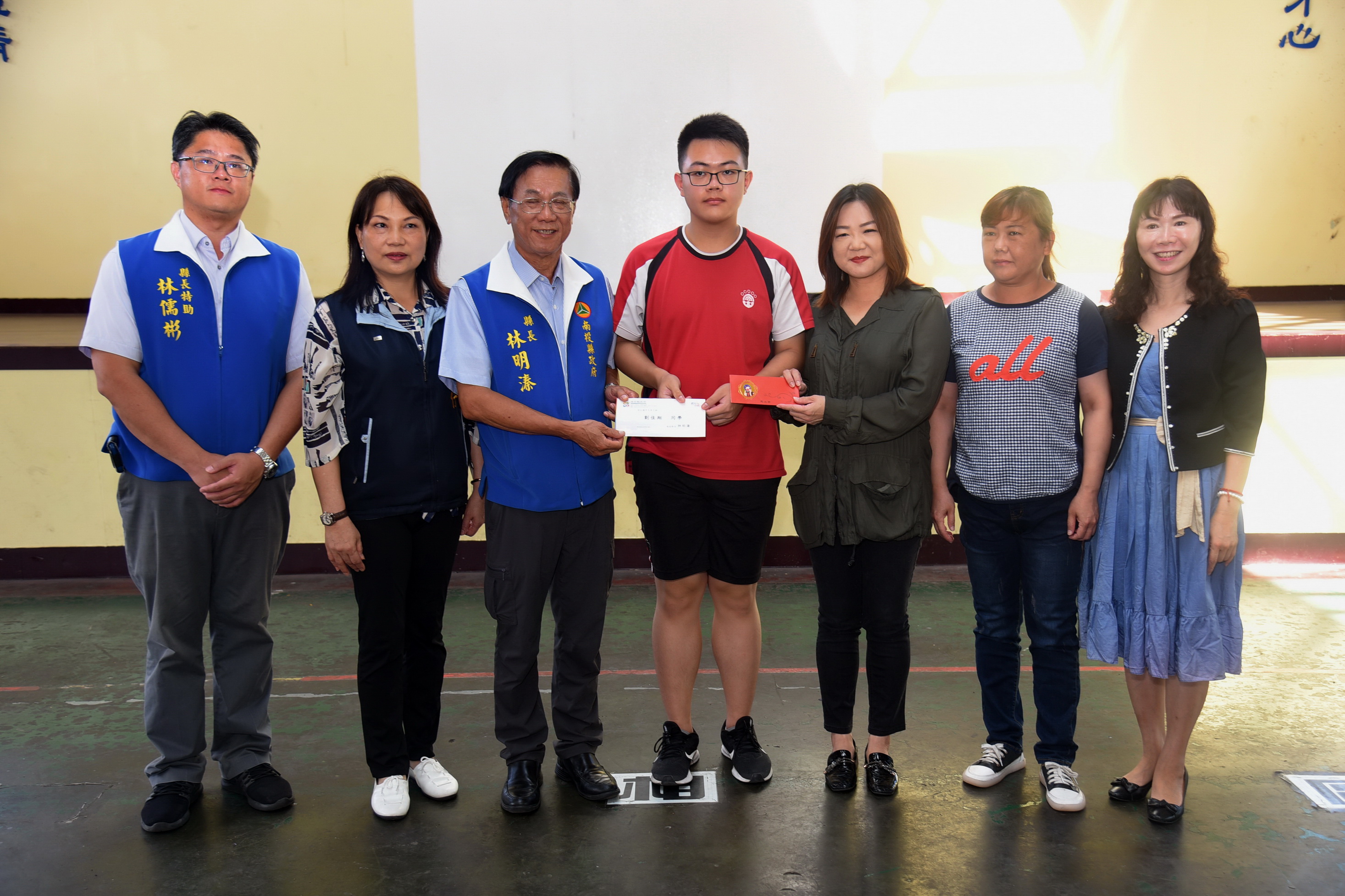 圖片-林縣長發放埔里、仁愛、國姓15位困境家庭學生慰助金