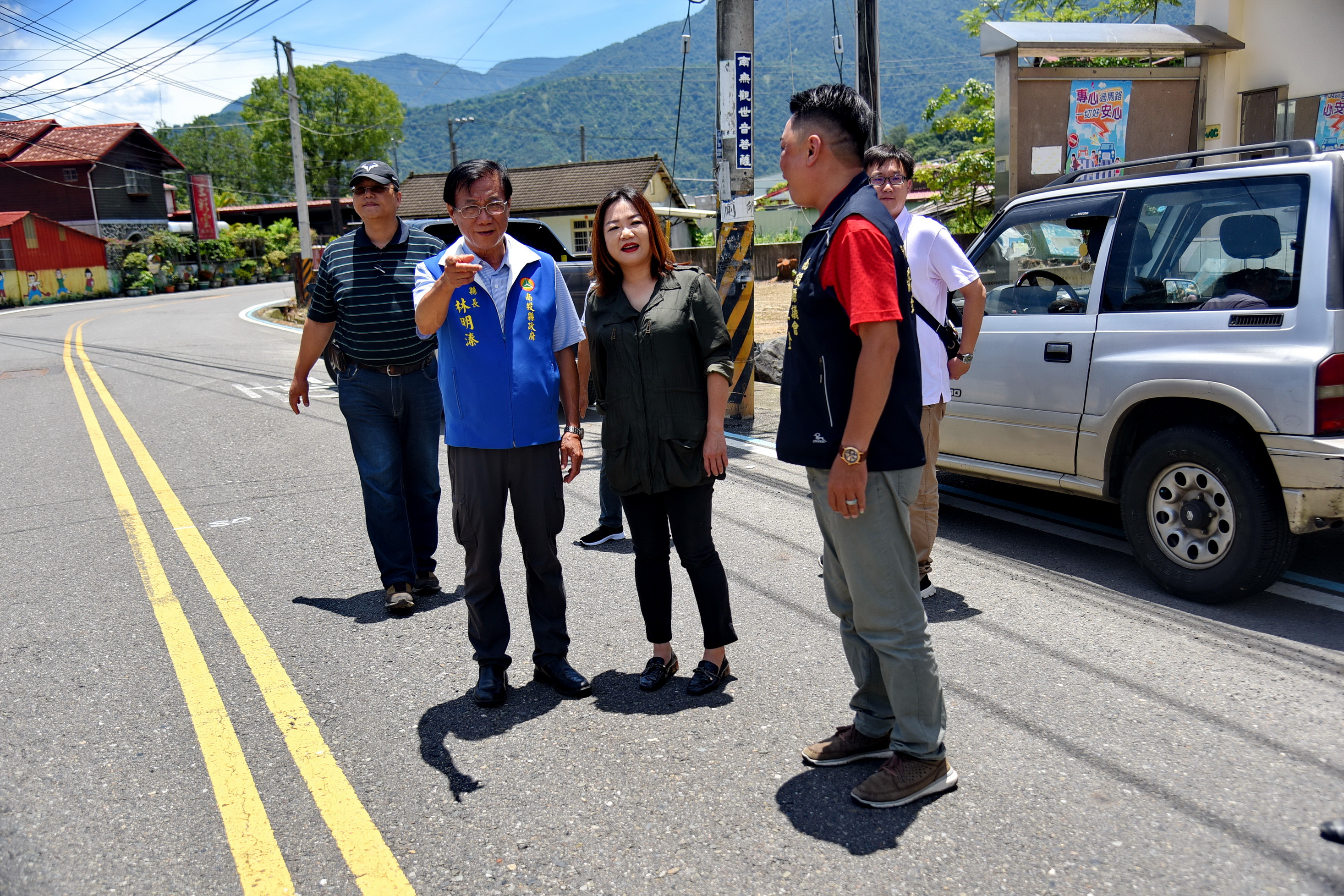 相關圖片2-林縣長會勘改善埔里投68線等多處道路品質