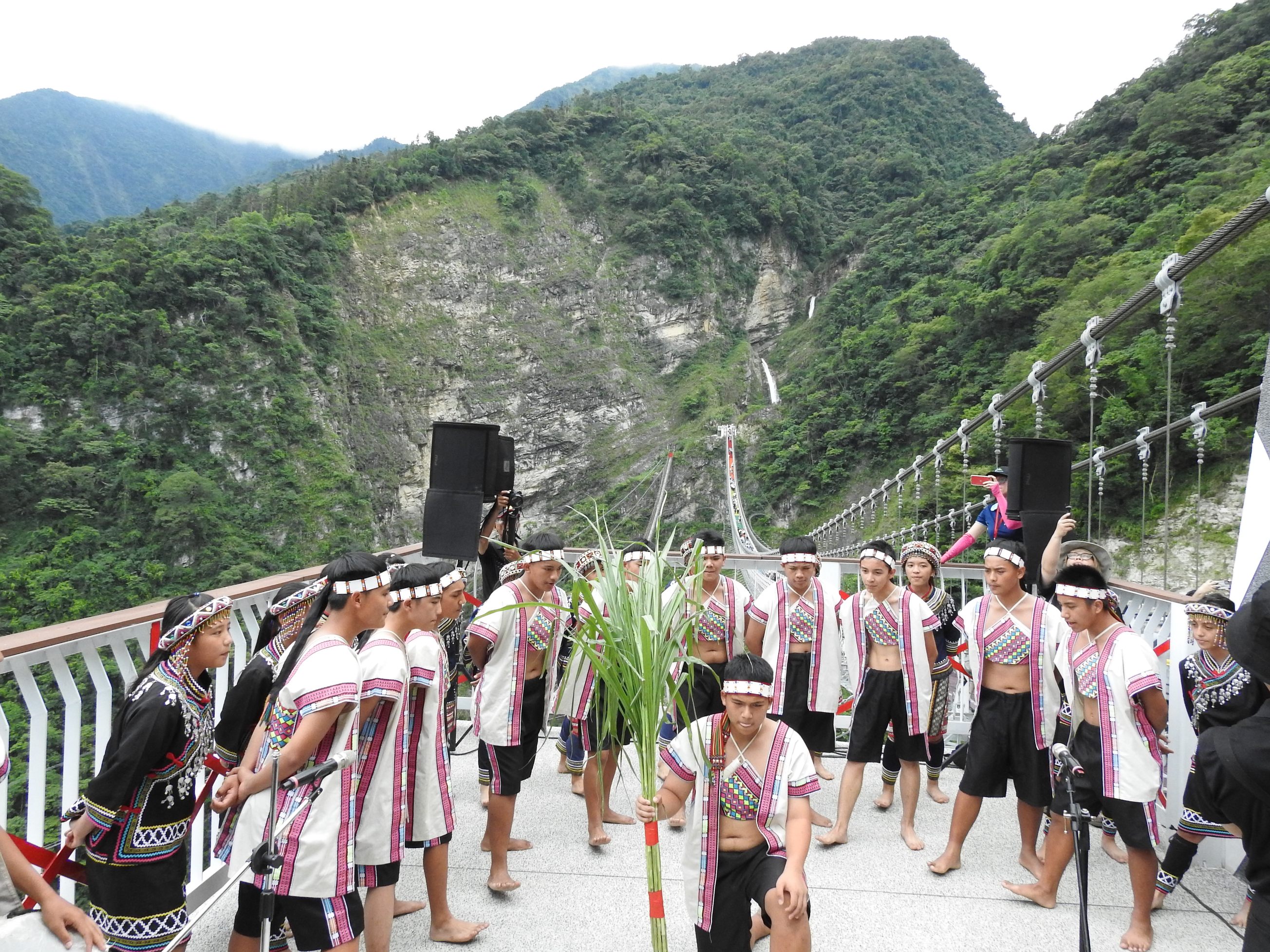 相關圖片2-雙龍七彩吊橋啟用縣長親自迎賓 部落觀光嘉年華熱鬧滾滾