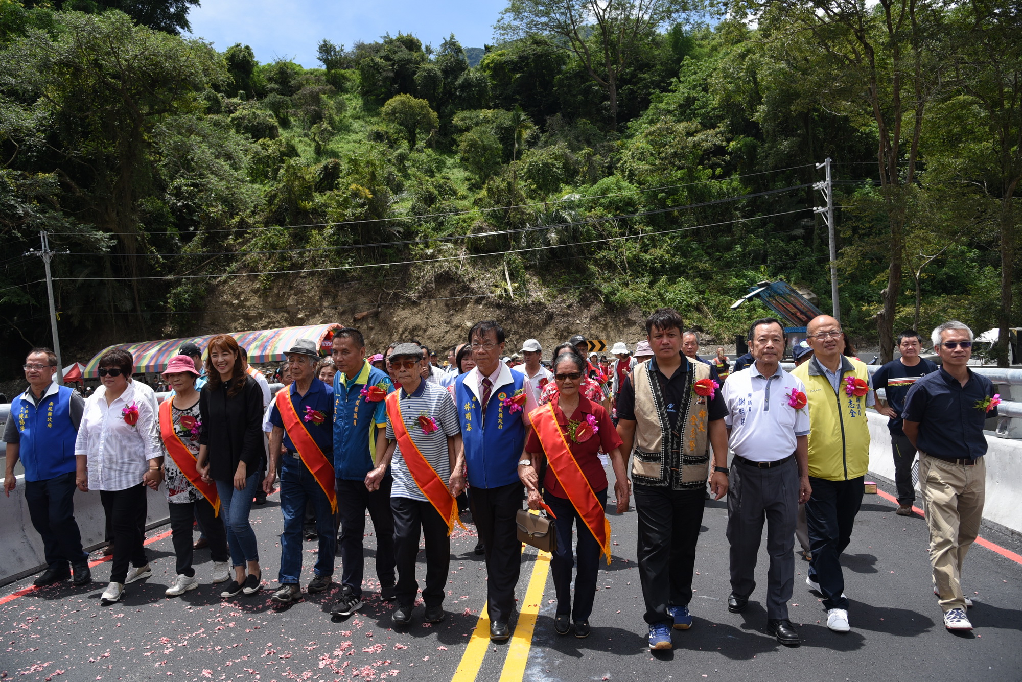 圖片-信義隆華橋完工  林縣長率鄉親過橋慶通車